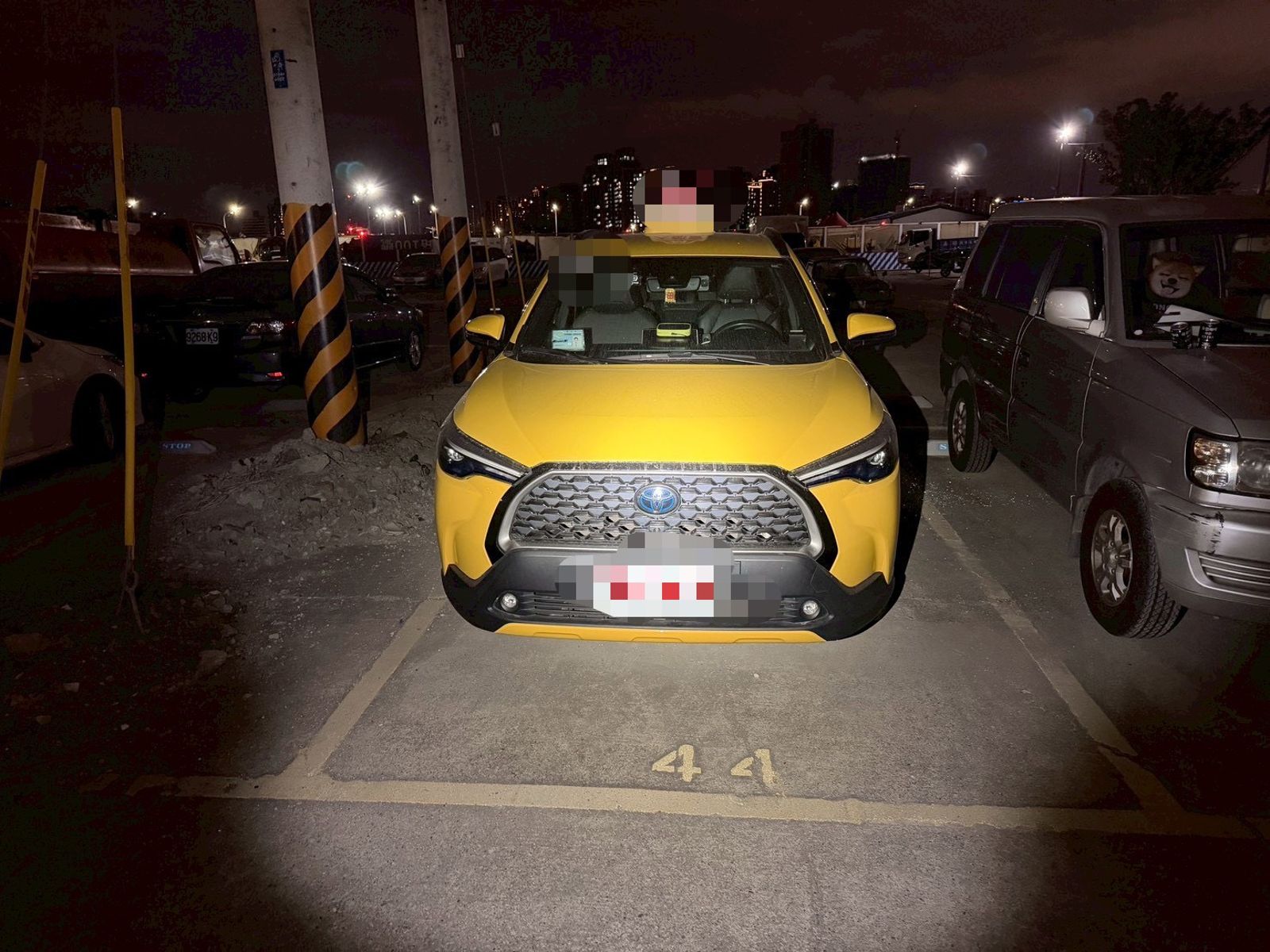 陳姓司機將計程車停在停車場卻遭人毀損。翻攝畫面