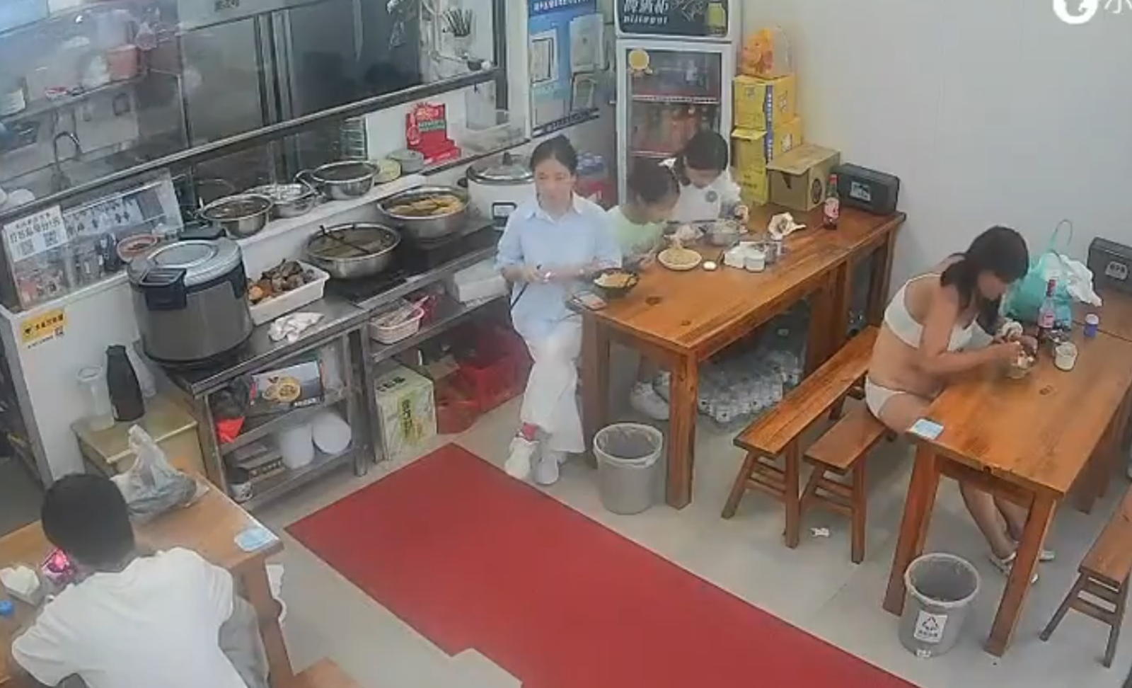 白襯衫媽媽發現女子詭異行為，但仍堅持帶孩子在店裡繼續用餐。圖／@TWlocalTV