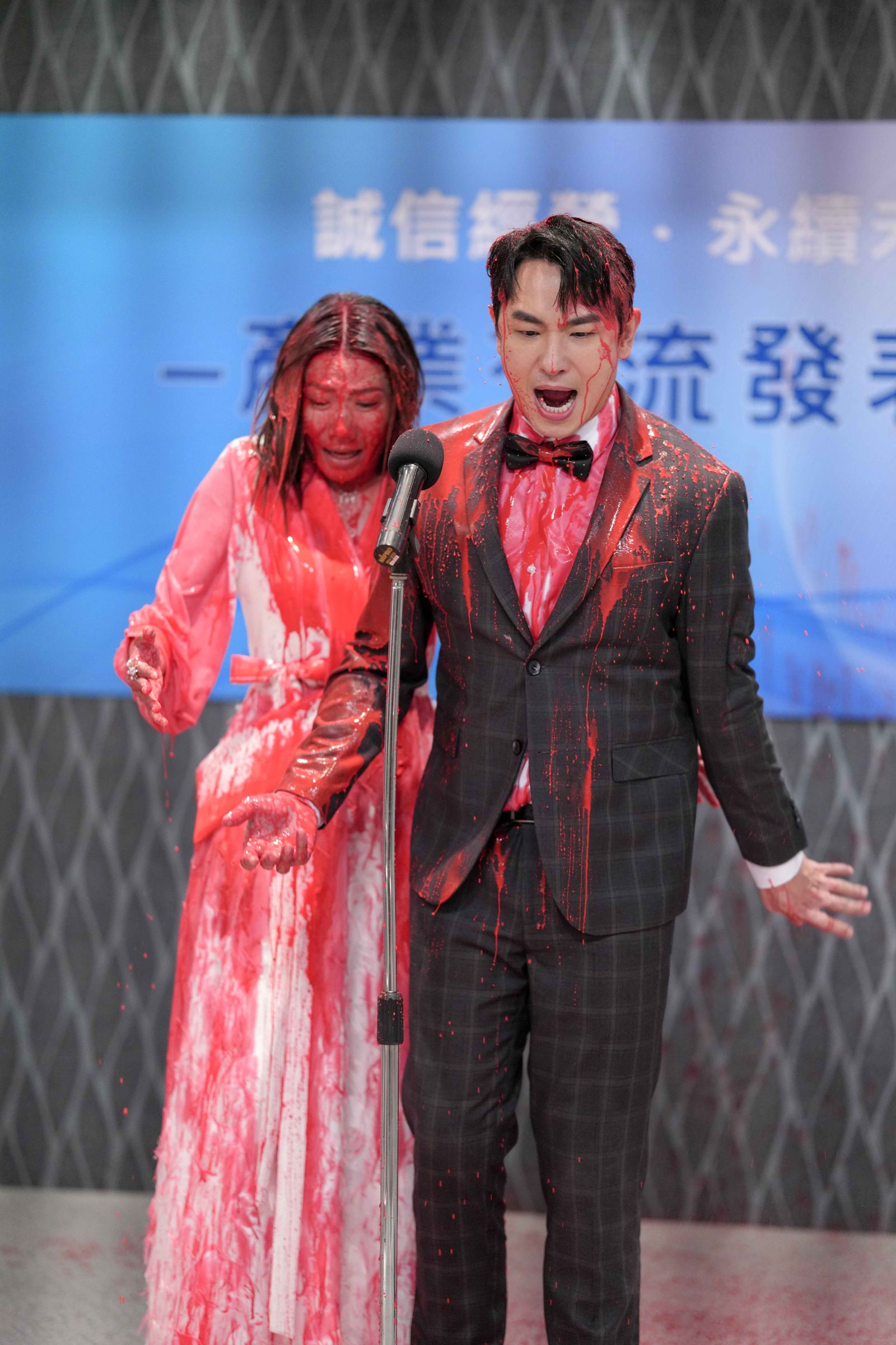大牙（左）、陳謙文劇中慘遭報應。三立提供