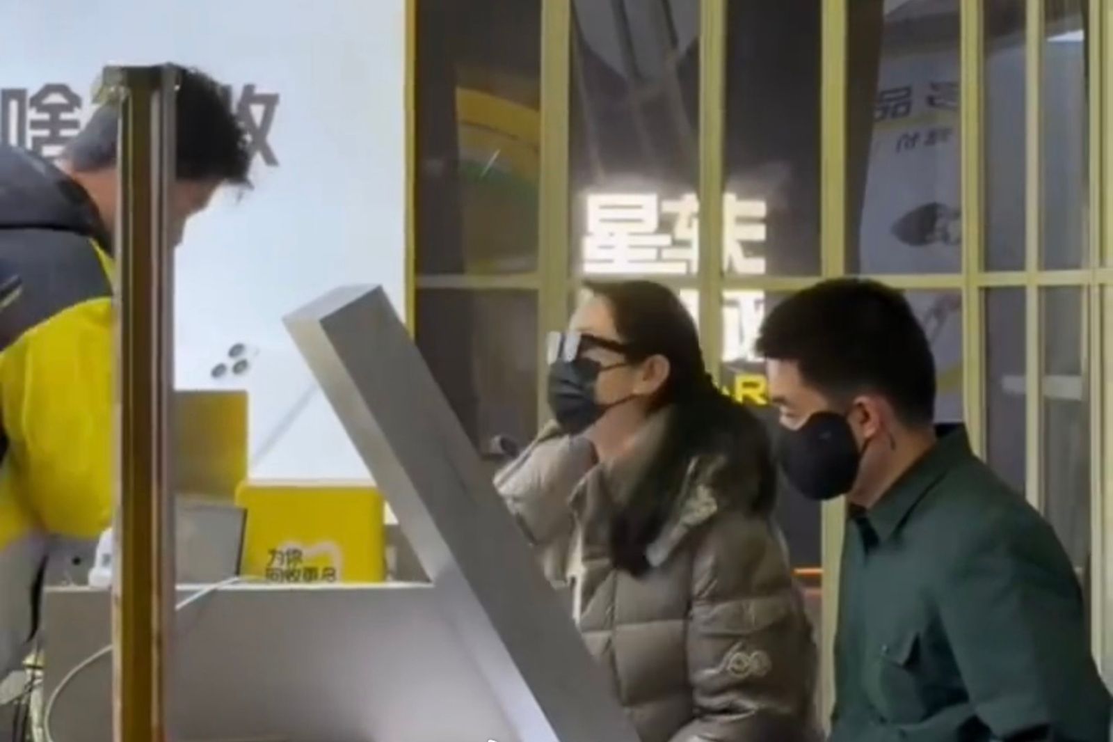 千億身家CEO遭直擊「轉賣二手機」　全網傻眼：這麼節儉嗎？