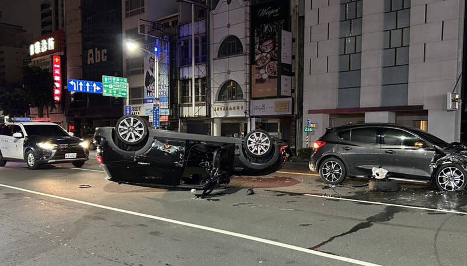 毒駕逆向對撞烏龜翻 偷偷丟包喪屍菸彈被鷹眼警抓個正著