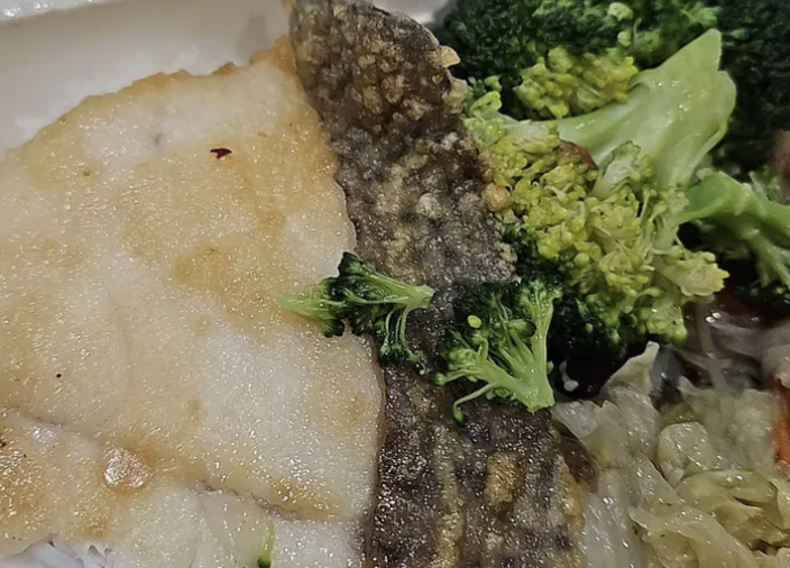 自助餐店「魚」藏陷阱!她誤吞下肚括約肌慘失守:還噴出橘黃臭油