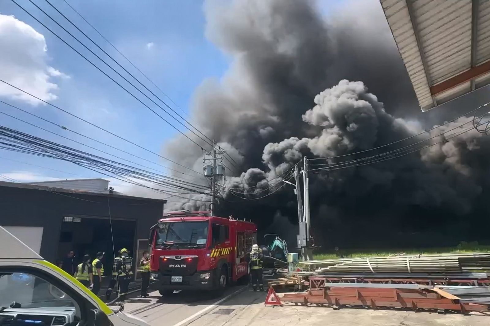 濃煙遠處可見!台中大里工廠雜物燃燒陷火海 市府急發空污警示