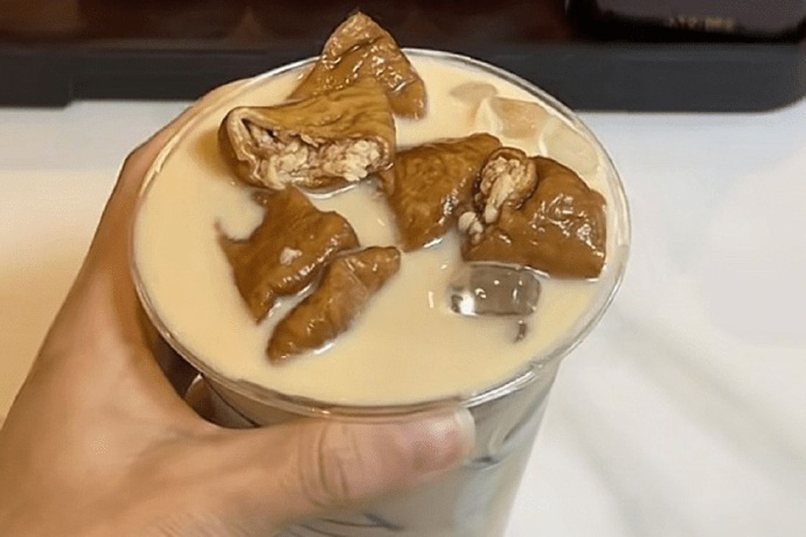 中國四川「肥腸拿鐵」爆紅，吸引觀光客前往探店。圖／翻攝自微博