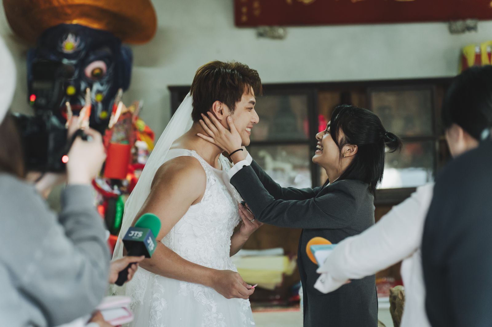 張睿家（左）穿上新娘婚紗向柏妍樺求婚。民視提供