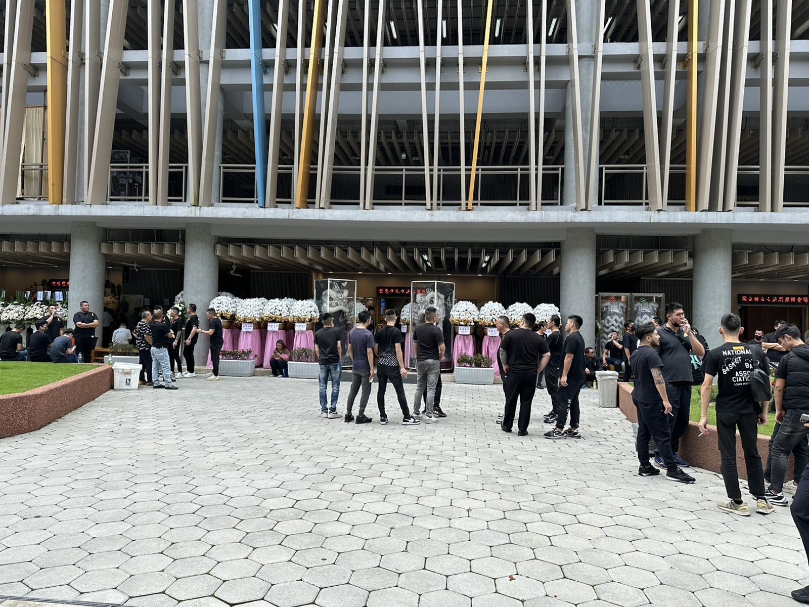 「曾犯7人滅門血案」牛埔幫角頭齊惠生告別式　百名黑衣人現身懷愛館