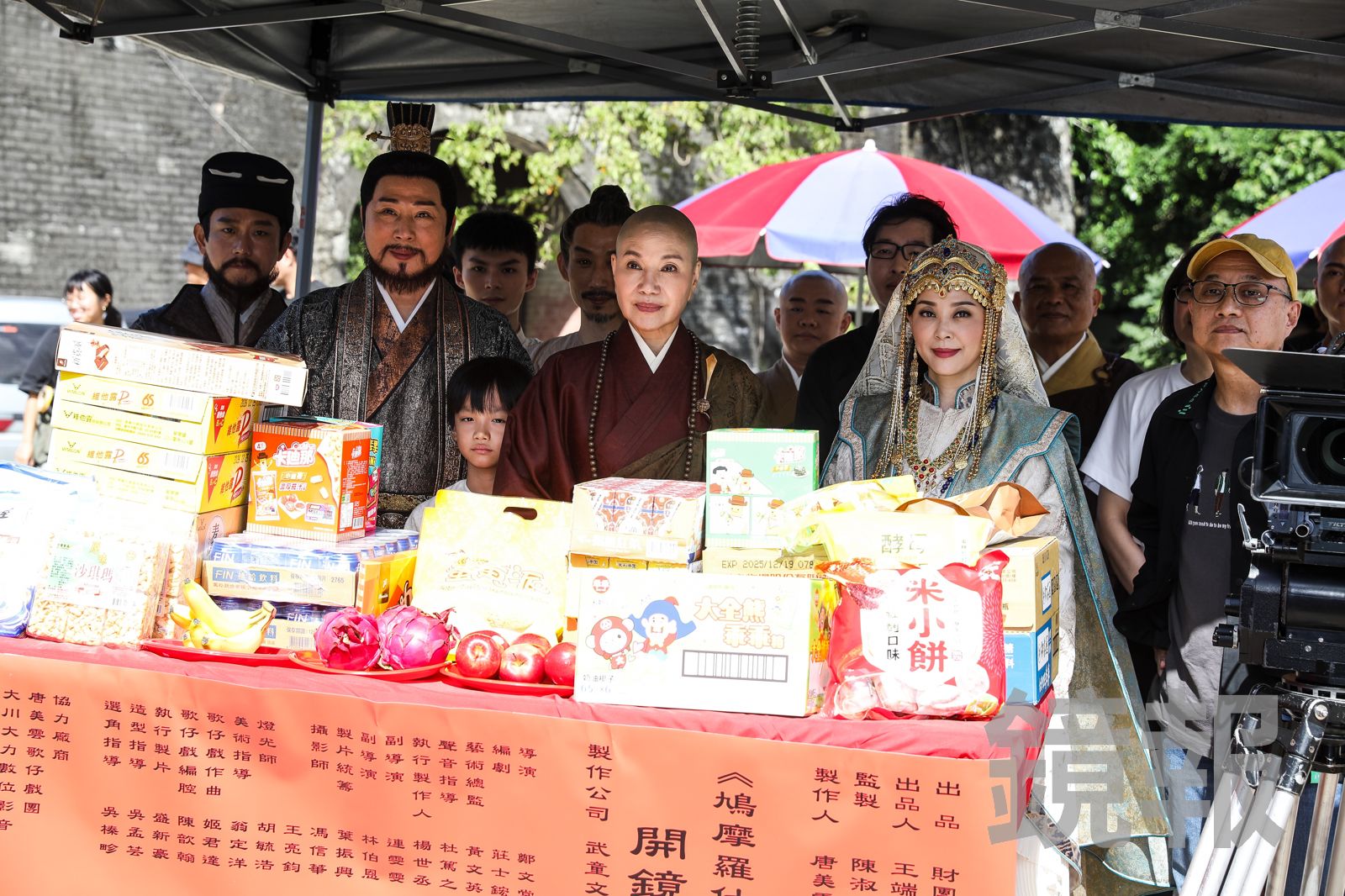 方馨（右二起）、唐美雲出席《鳩摩羅什‧千年⼀譯》開鏡。鄒保祥攝