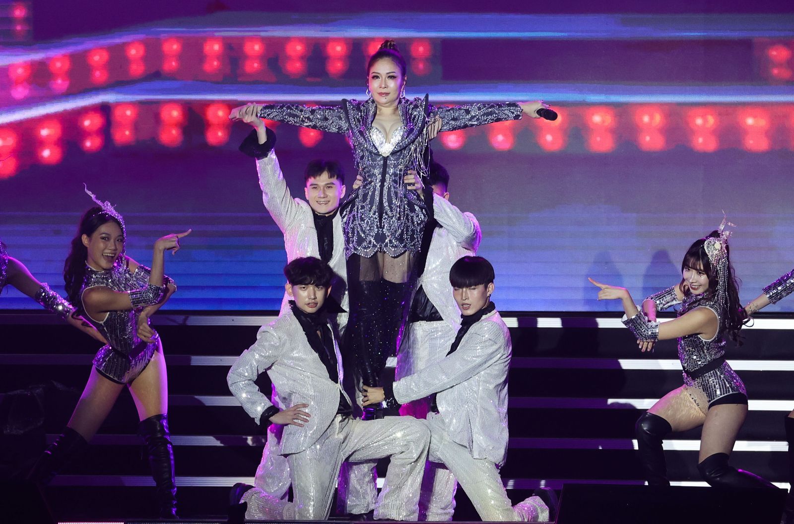 張秀卿以爆乳裝開場炒熱氣氛。名人演藝事業提供