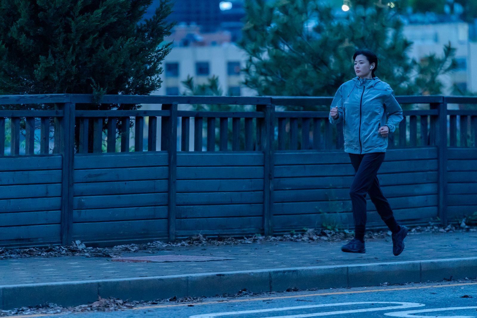 全智賢與《暴風圈》飾演的外交官一樣,都喜歡早起晨跑運動。Disney+提供