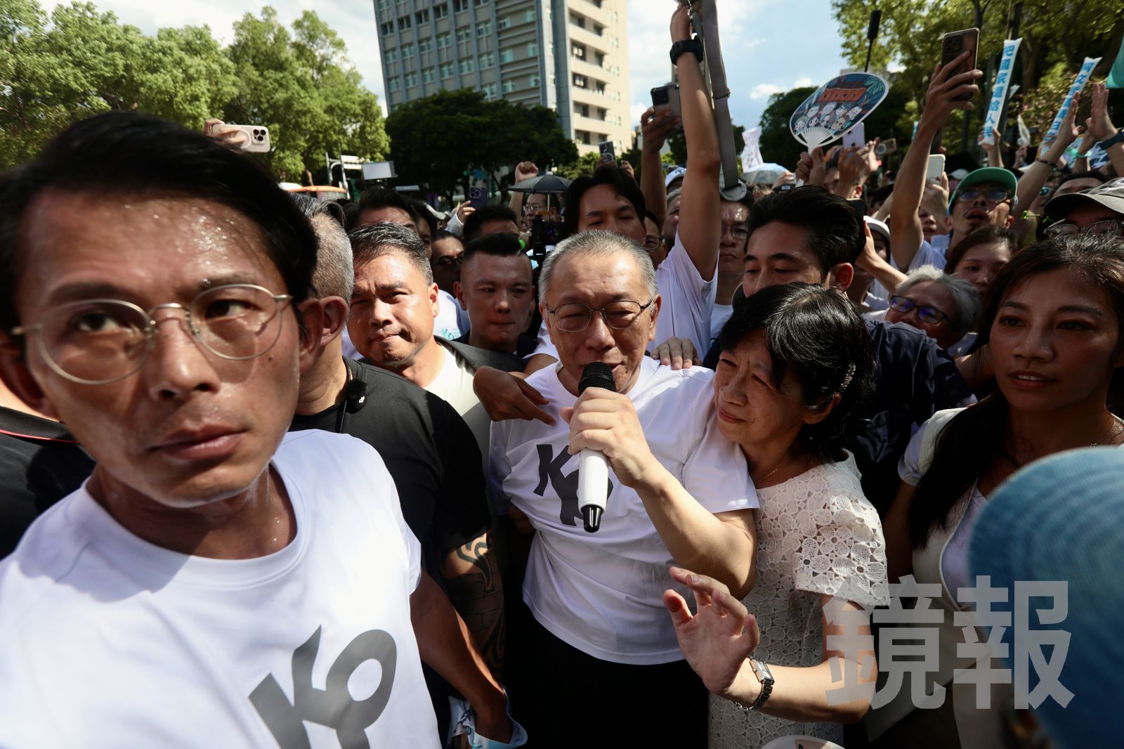 柯P出來了／阿北交保回家！柯文哲揭「法警很多都柯粉」　明早重回北院出庭