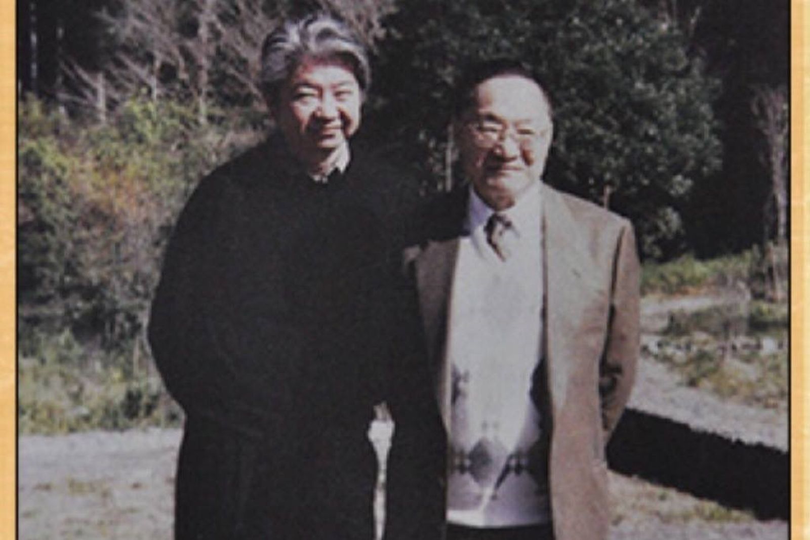 蔡瀾(左)1997年與金庸在天池散步,他們兩人與倪匡、黃霑並稱香港四大才子。翻攝蔡瀾臉書
