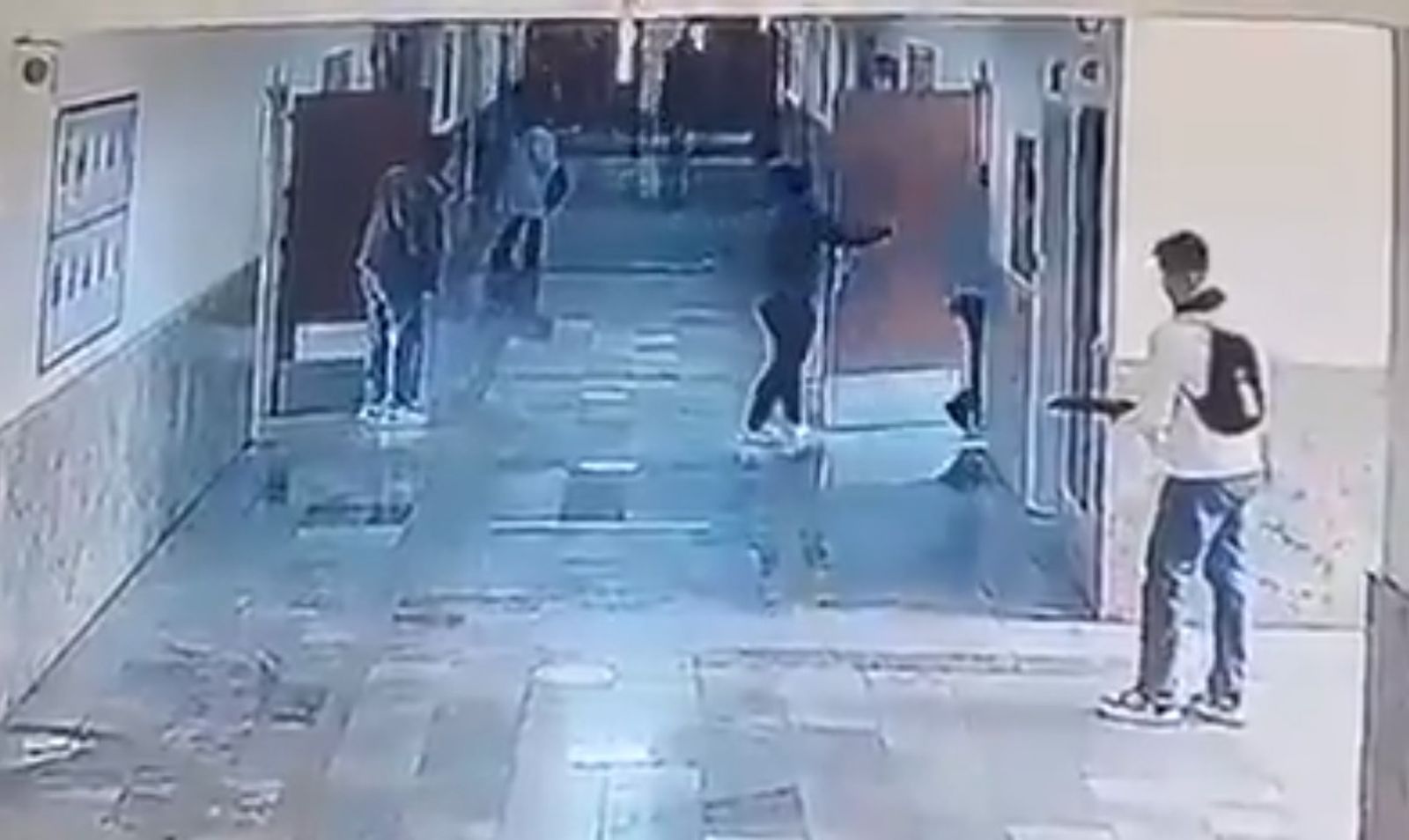 校園大屠殺！14歲少年「帶5把搶闖2教室掃射」釀9死13傷…冷靜開槍畫面曝