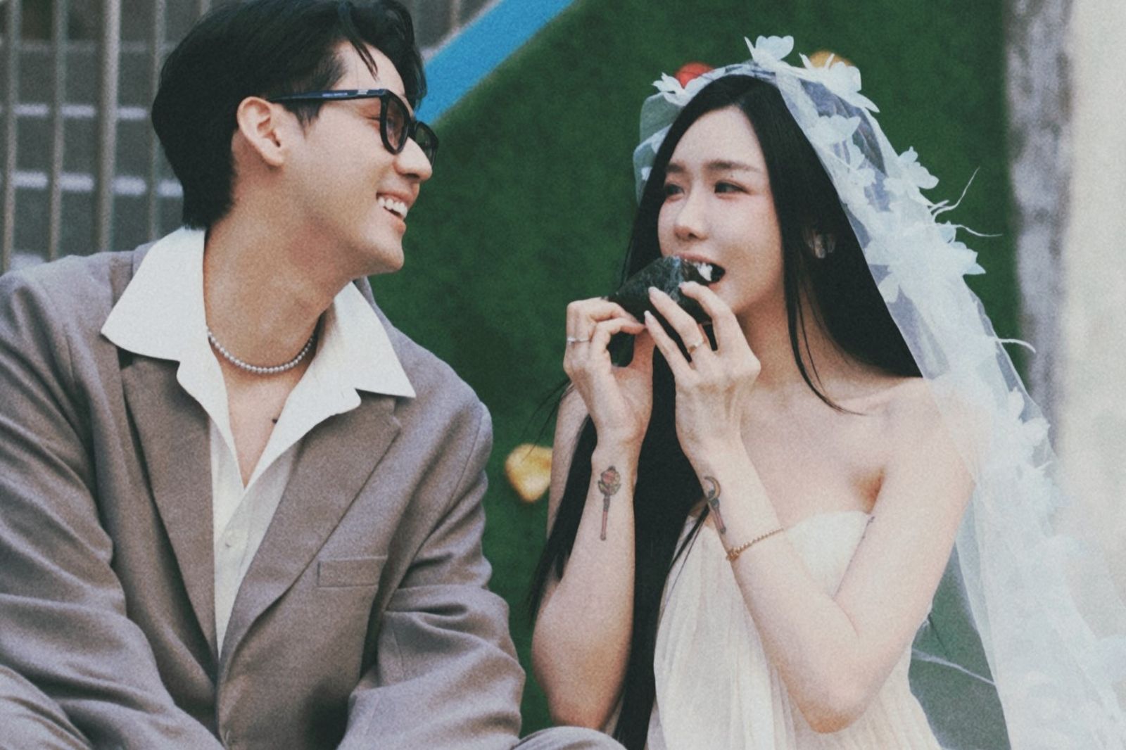 許允樂（右）與李玉璽登記完後大吃飯糰充飢。翻攝李玉璽臉書