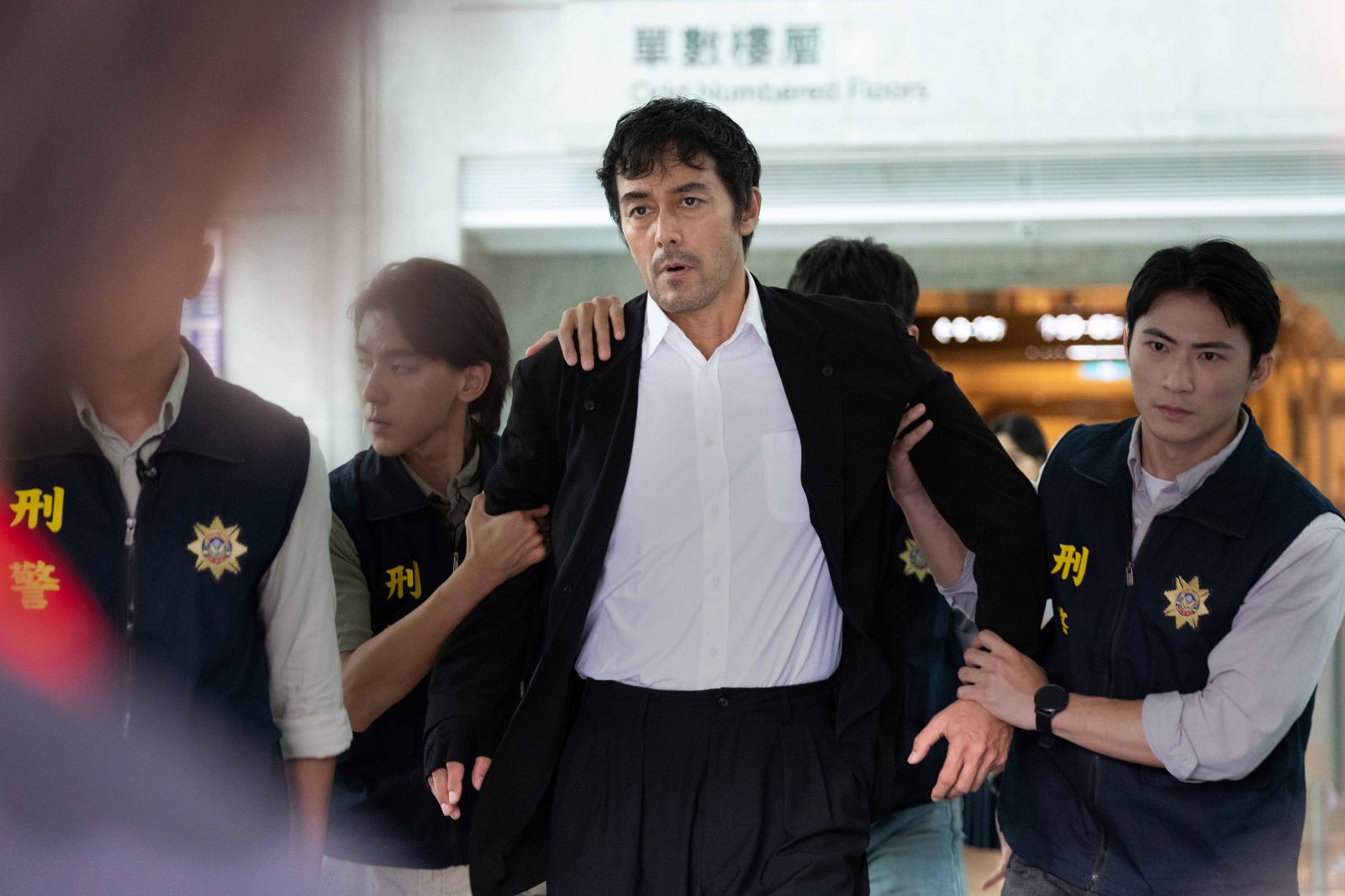 由阿部寬領軍主演的《燭線危機》，改編自外匯市場經典小說《即刻止損》。高雄電影節提供