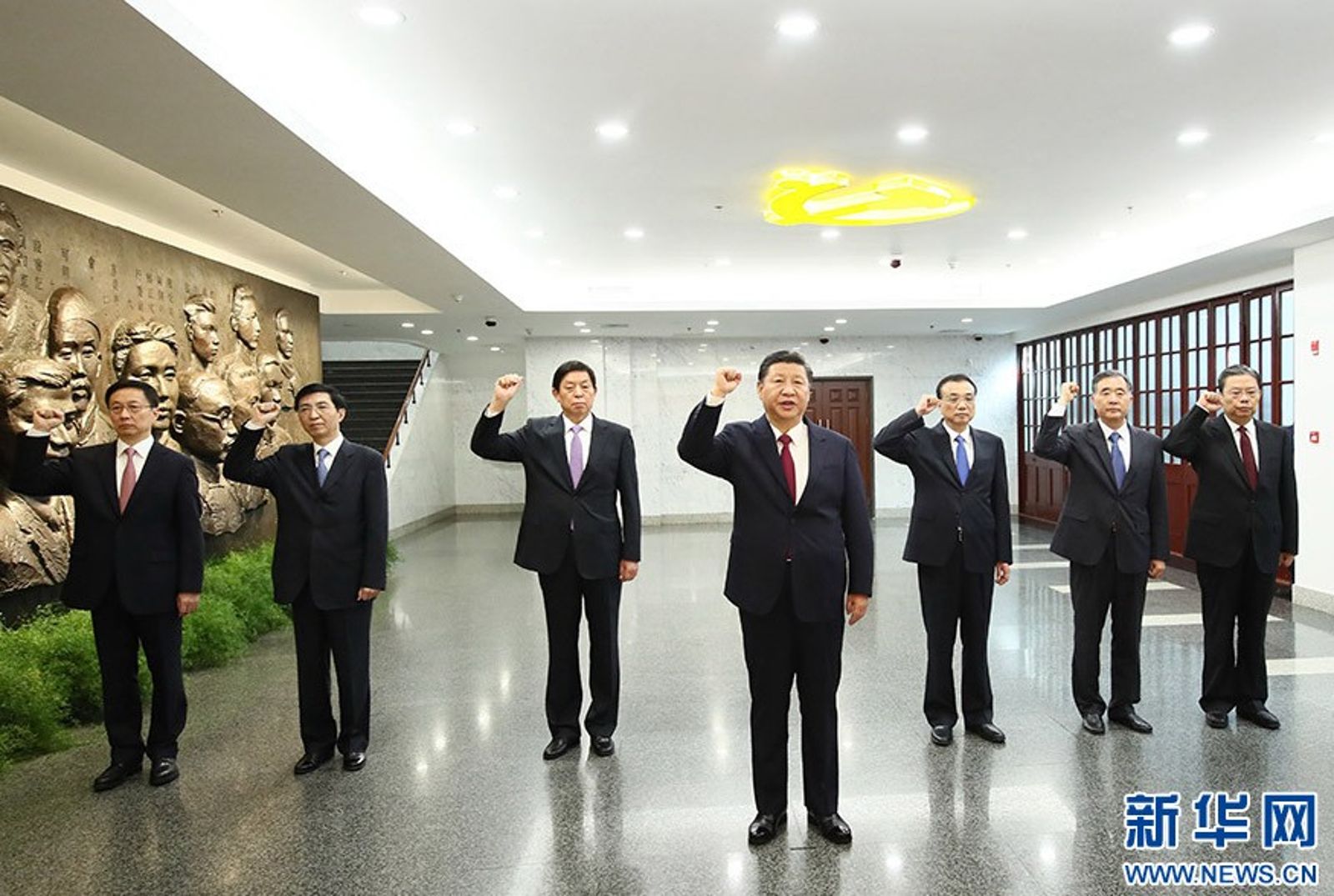 2017年10月31日，在上海中共一大會址紀念館，習近平帶與他的中共中央政治局常委合影。翻攝自新華網