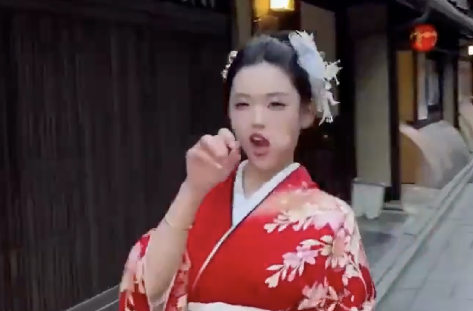 假藝妓當街「吞吐」！男遊客凍未條問多少錢...日網怒了：可能是中國人