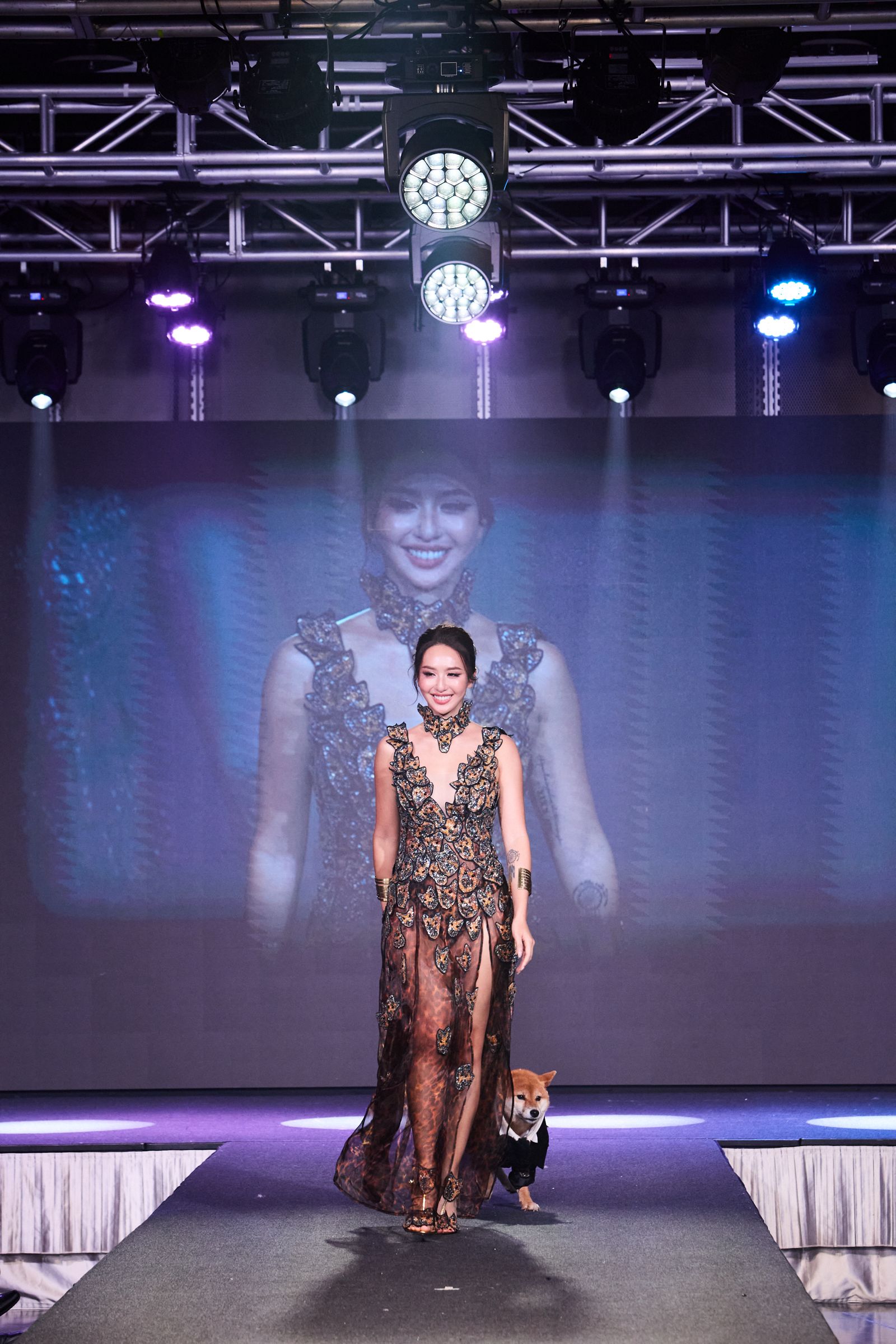 薔薔一如既往回答直率。第二屆萌寵時裝週提供