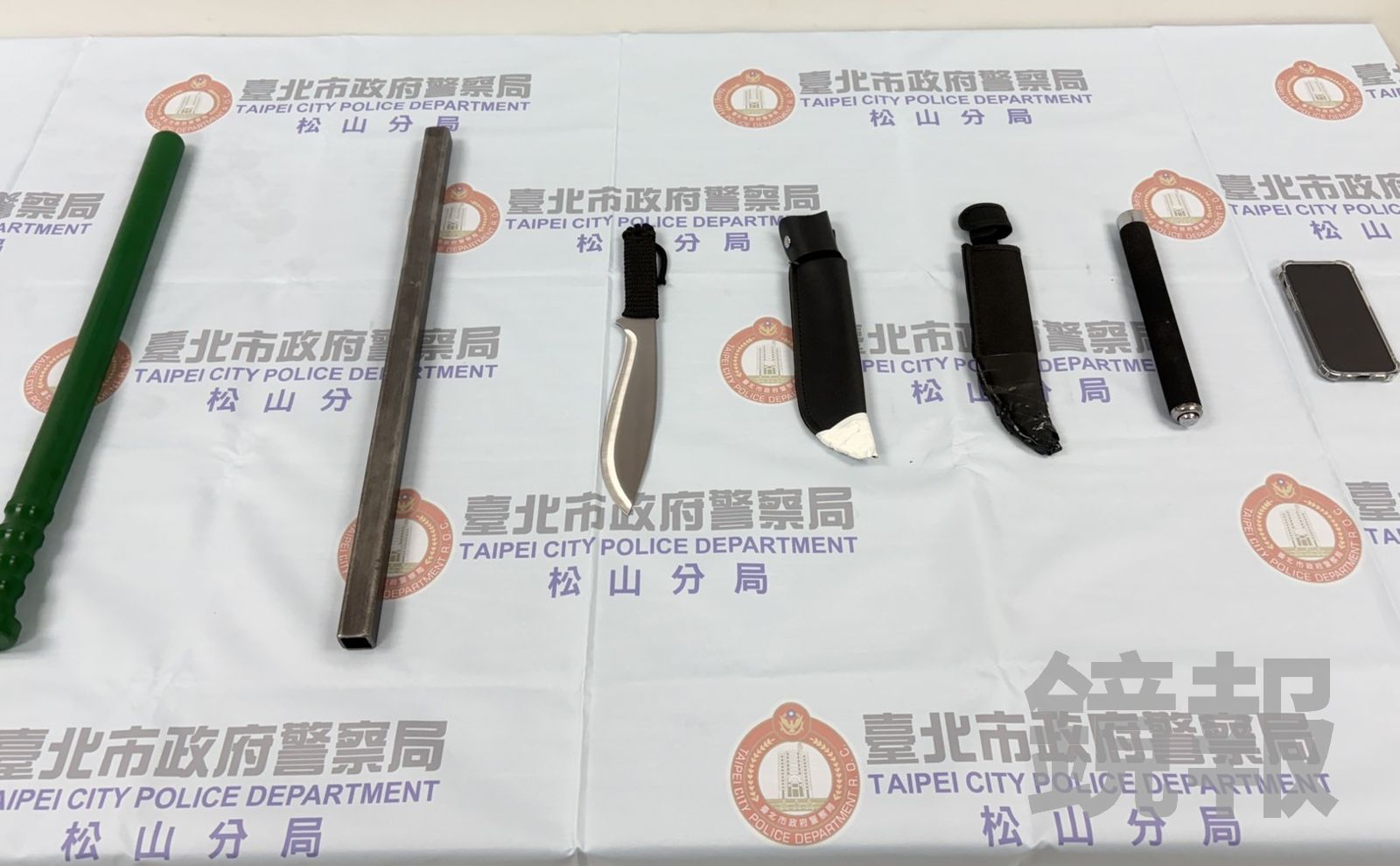 警方從嫌犯車輛找到作案用的棍棒、辣椒水、開山刀等凶器。翻攝畫面