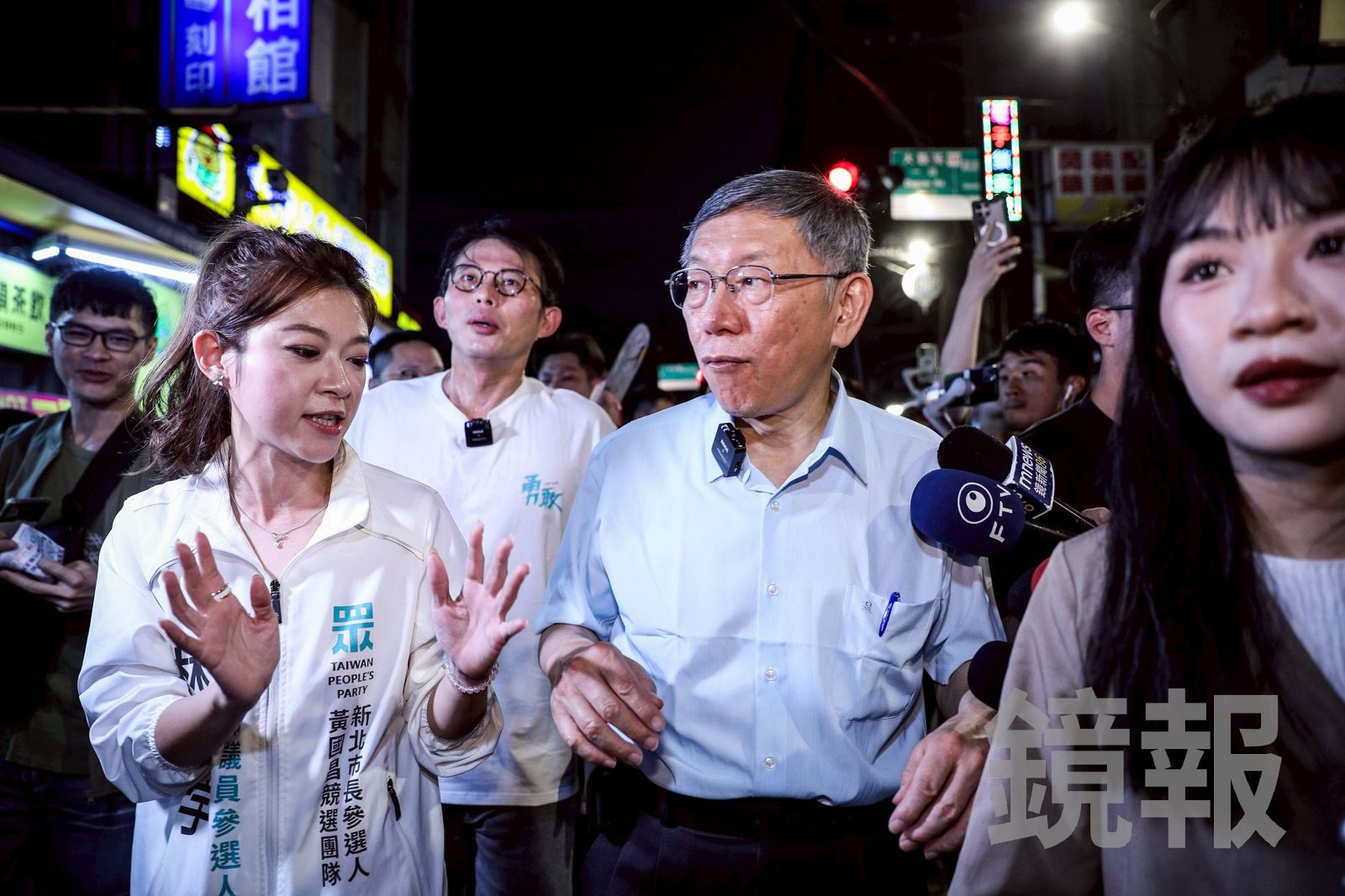 柯文哲今天與黃國昌、林子宇等人到新北板橋湳雅夜市掃街拜票，沿途吸引大批民眾駐足圍觀。（圖／鄒保祥攝）