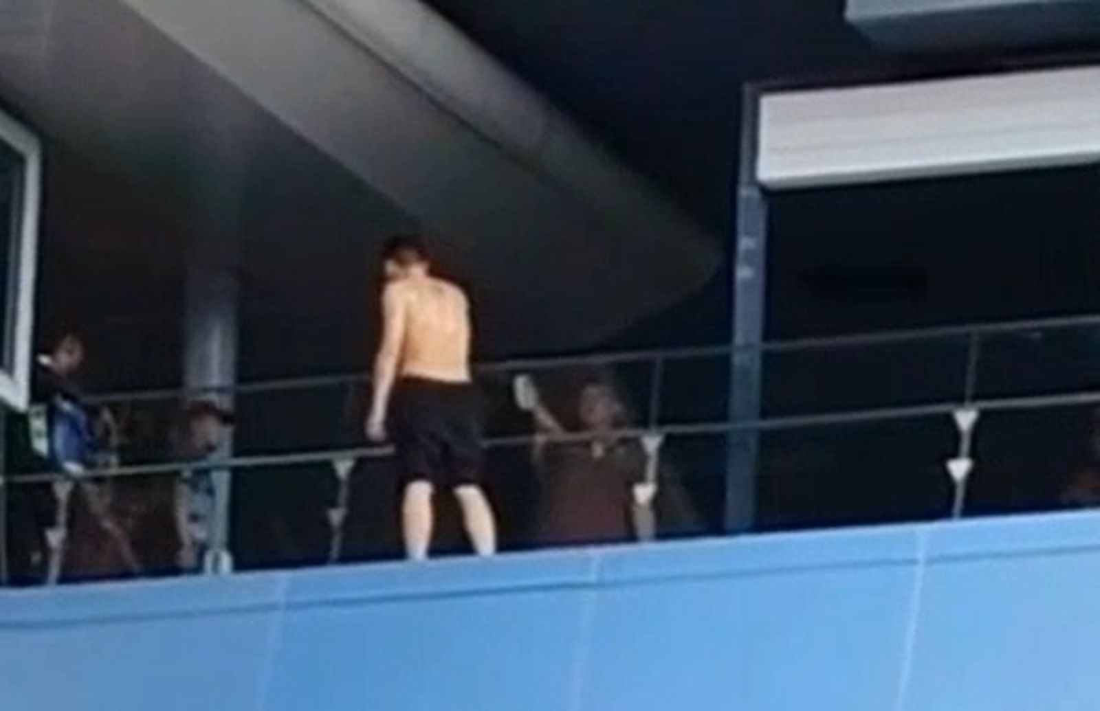 一名華裔民眾拿著手機，讓男子與母親通話。圖／翻攝自中國報