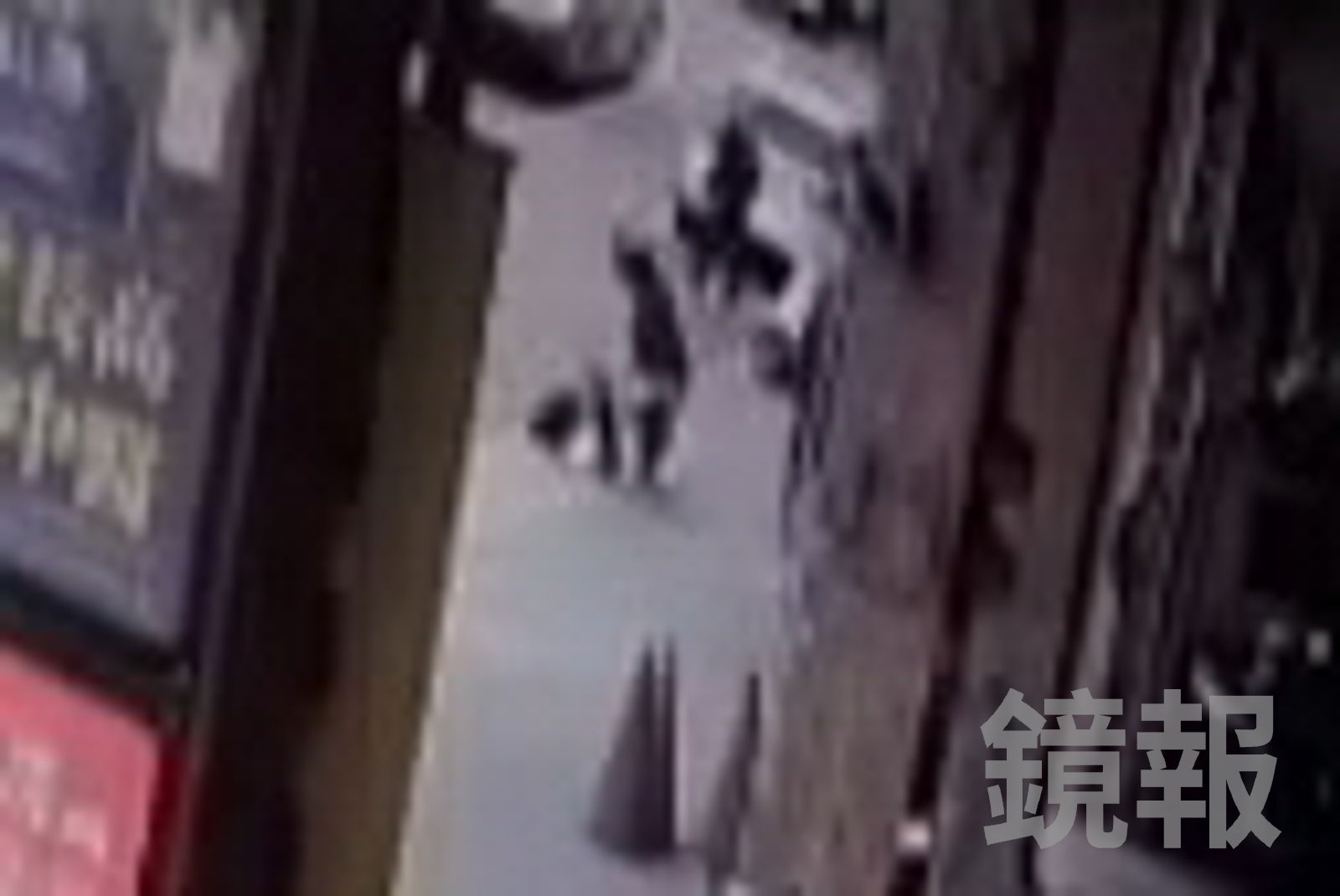 陳男當街持刀行凶，刺傷前女友。民眾提供