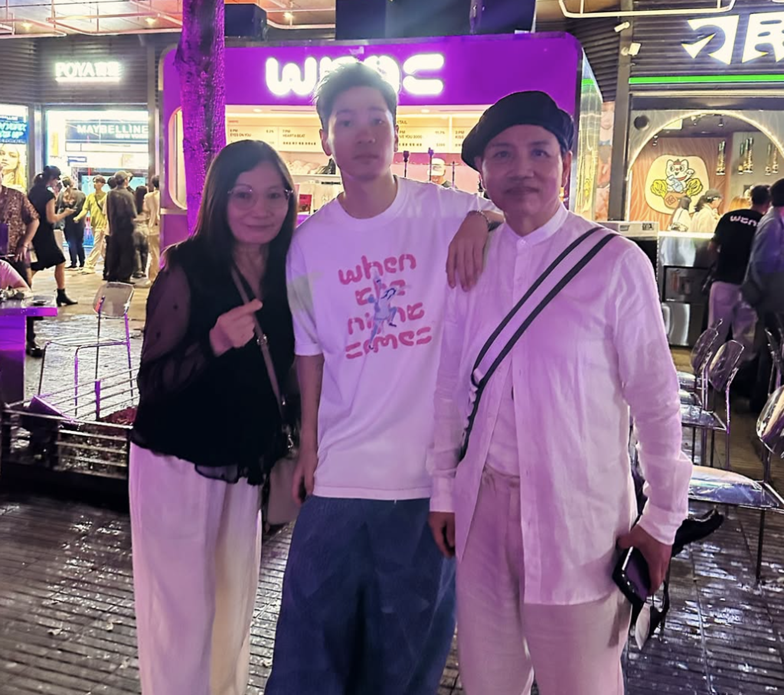 陳凱倫(右起)、陳銳一家人都很感謝尹衍樑。翻攝IG @rayray889