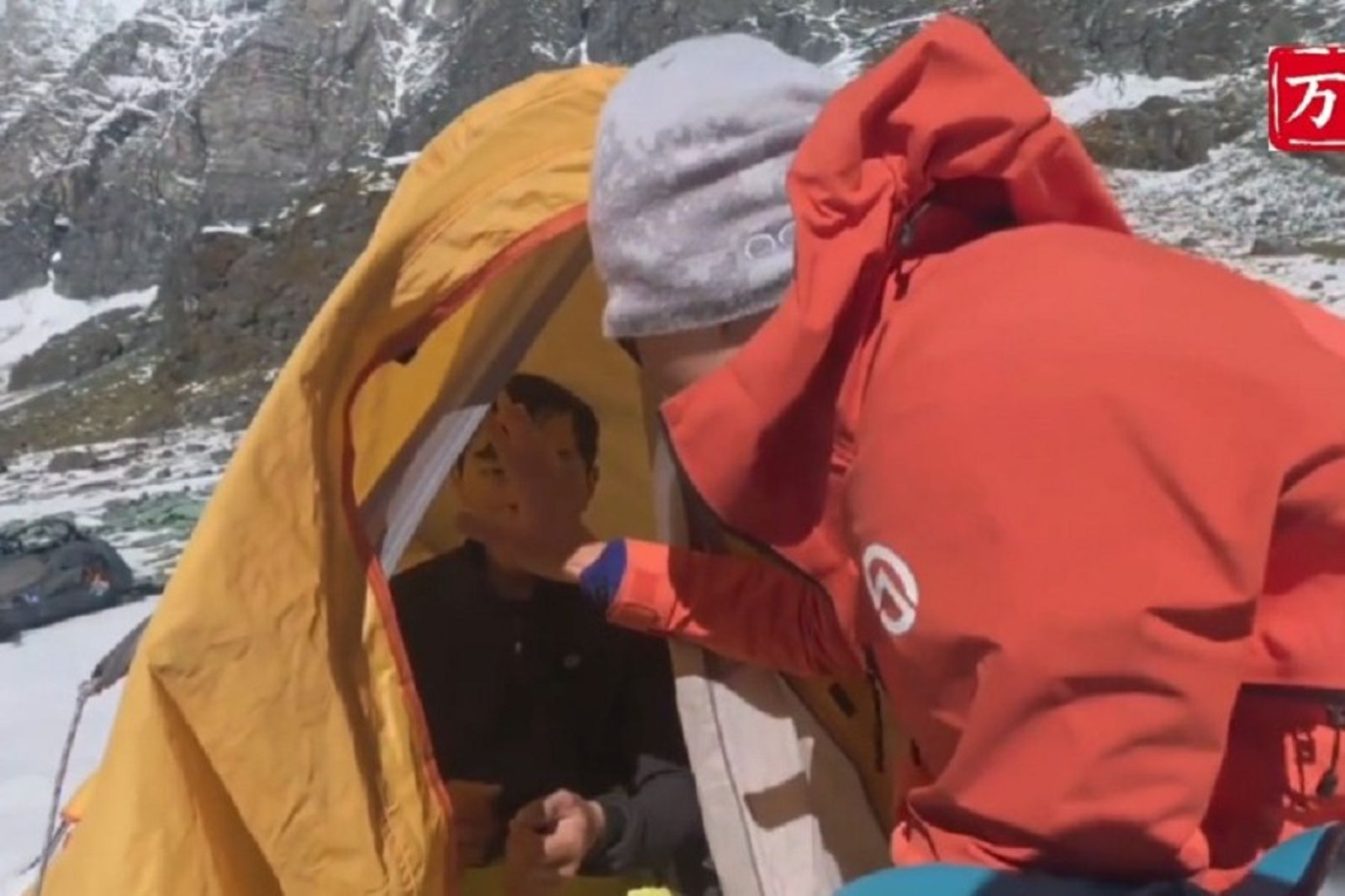 中國男爬「香格里拉禁區」嚴重高山症,傳堅持免費救援。圖/翻自微博