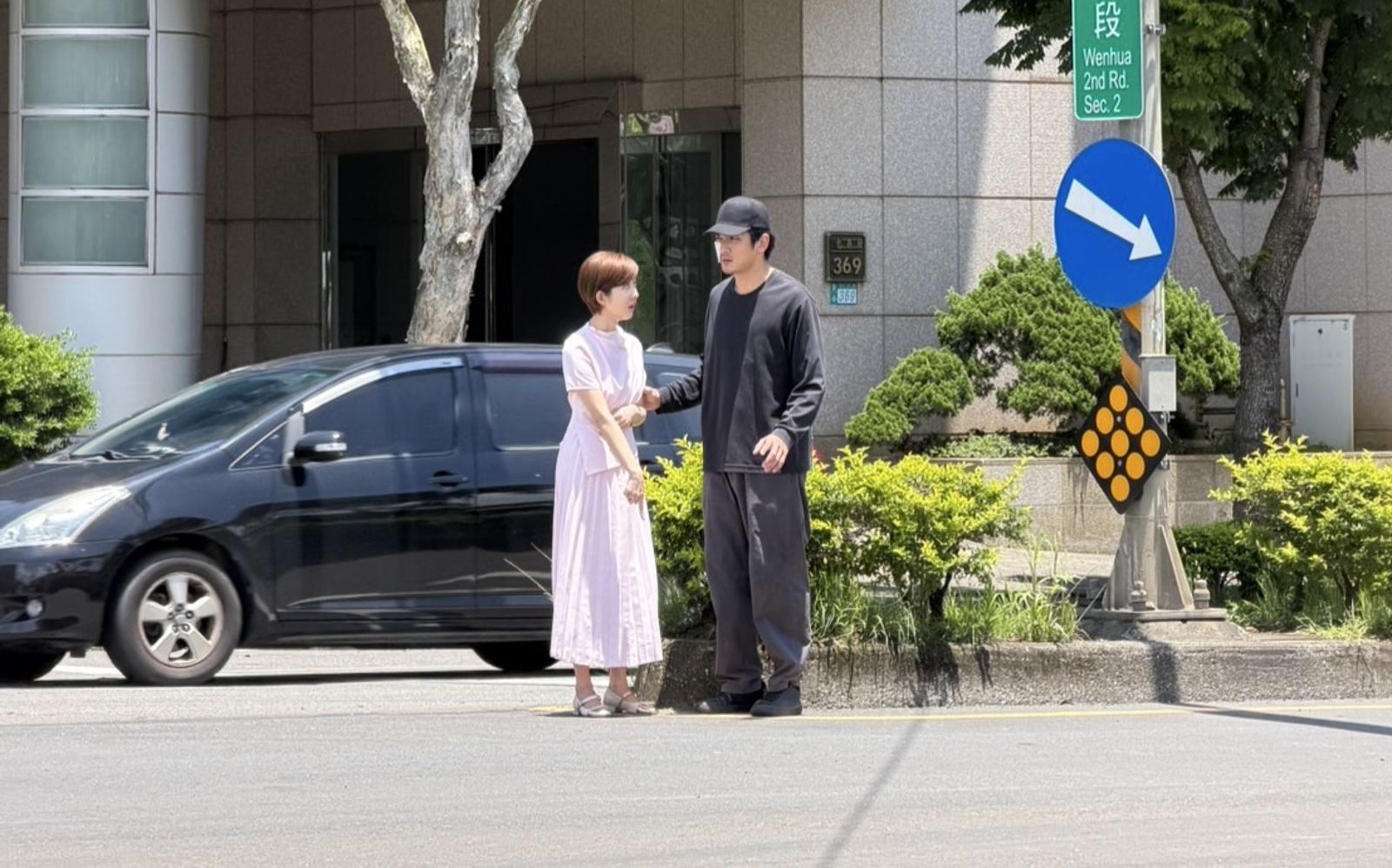 吳政澔（右）、王晴拍攝街頭追逐相認戲，兩人情緒層層堆疊，唯美畫面讓劇迷期待不已。民視提供