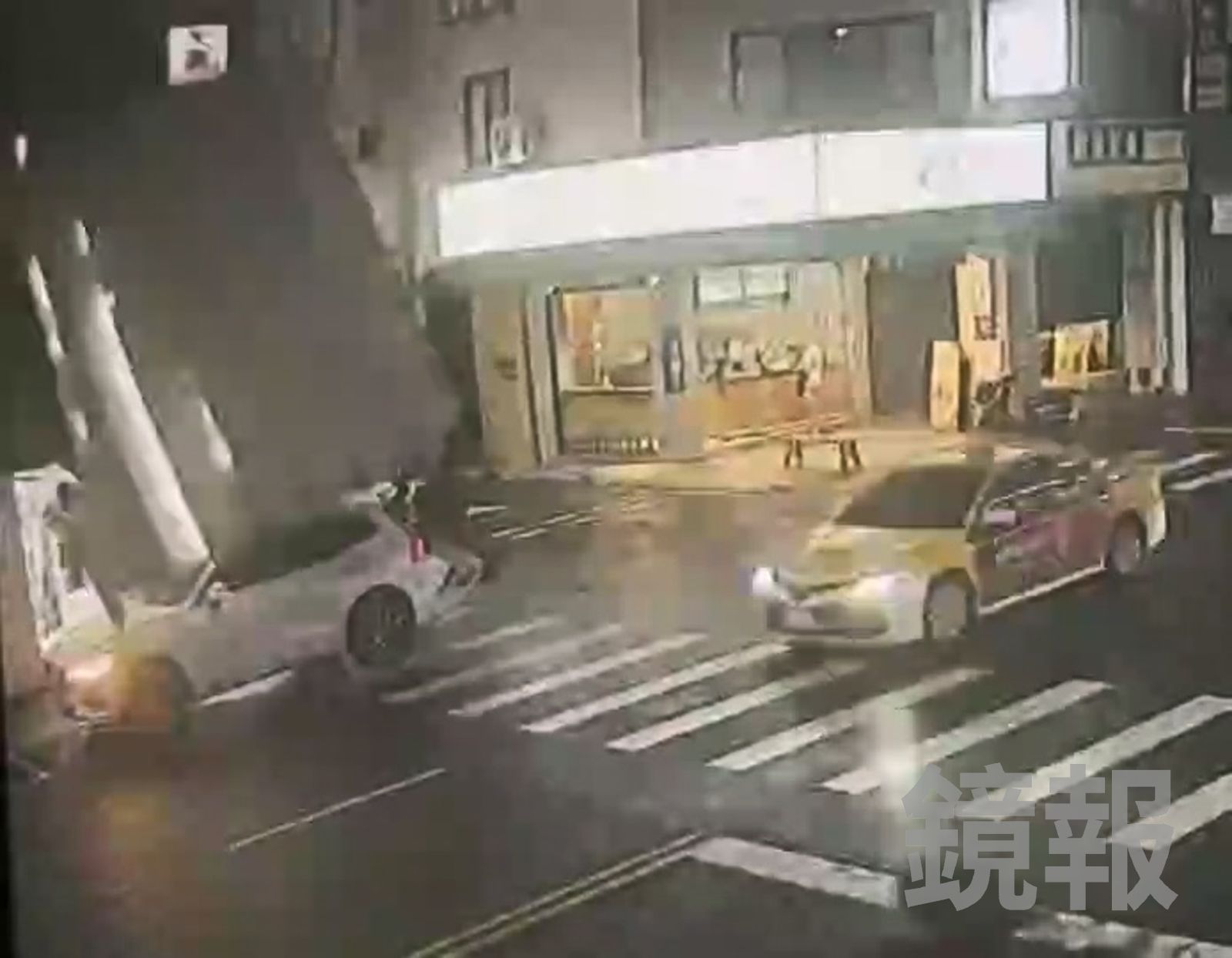 大型招牌突然掉落,當場砸中一輛轎車,大量碎片散落路面,交通一度受阻,所幸無人受傷。民眾提供