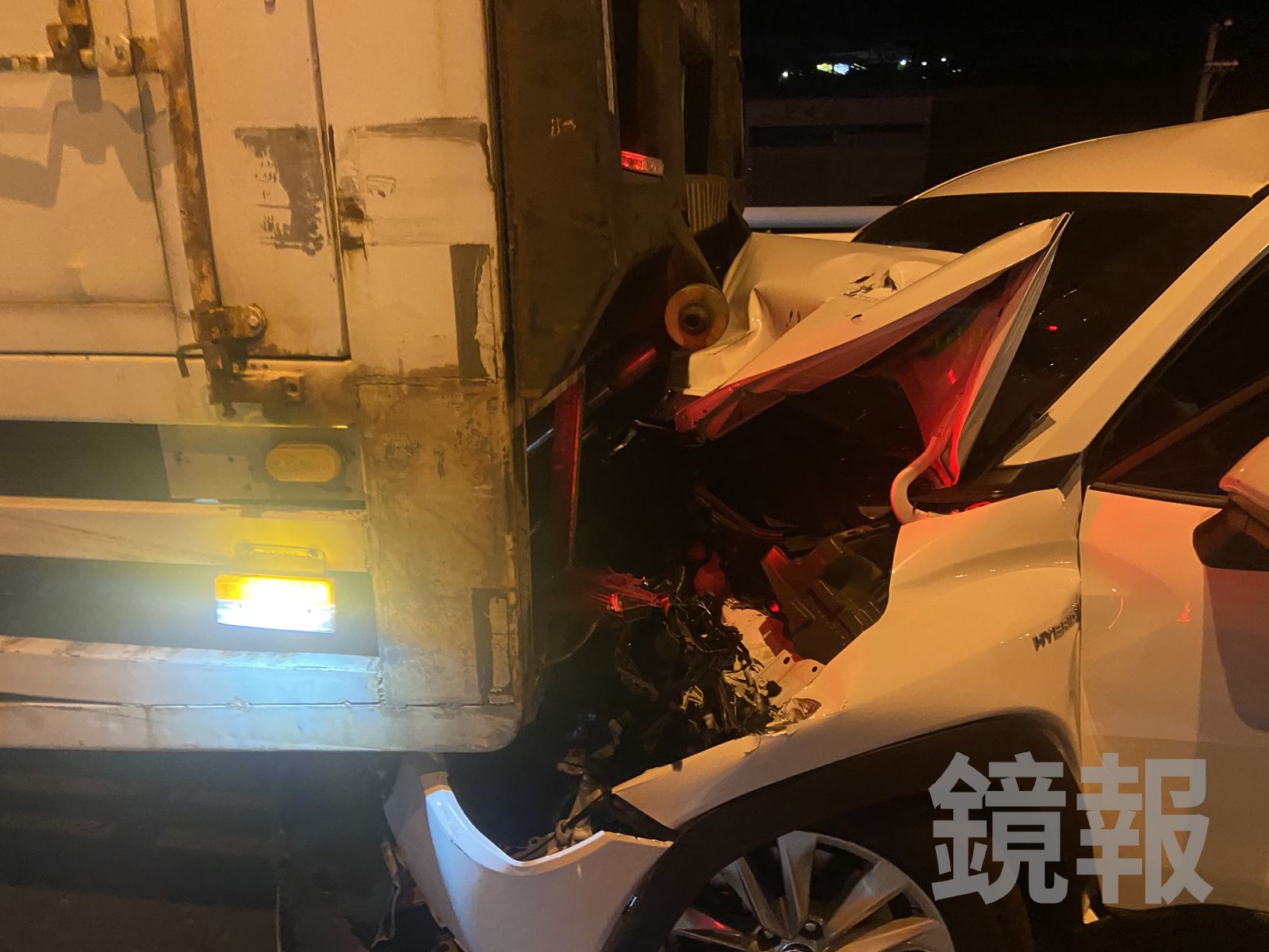 遭追撞往前推擠的小客車車頭也嚴重毀損。警方提供