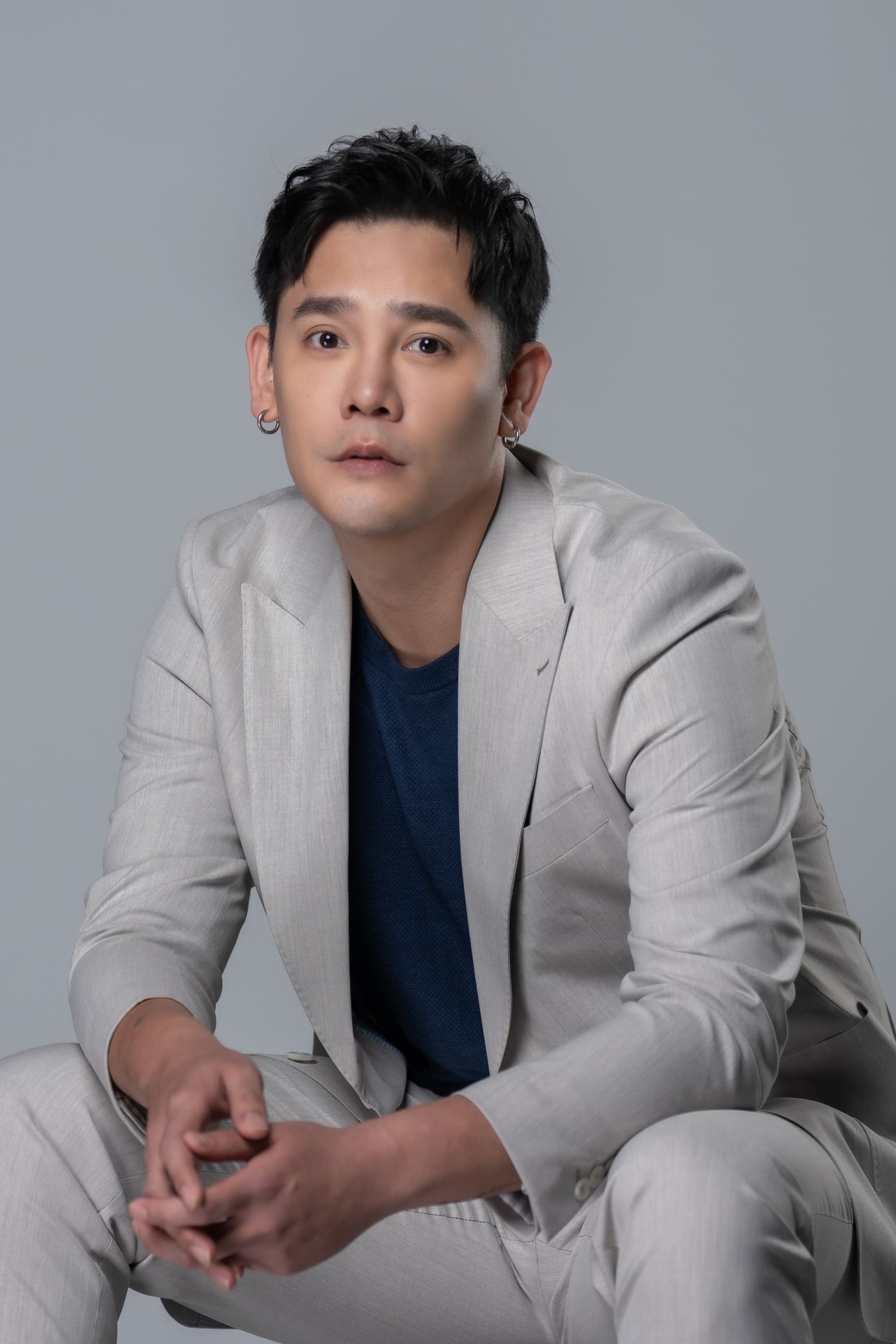 盧學叡近日推出新單曲〈在你落下時，有我〉。丸藝創意行提供