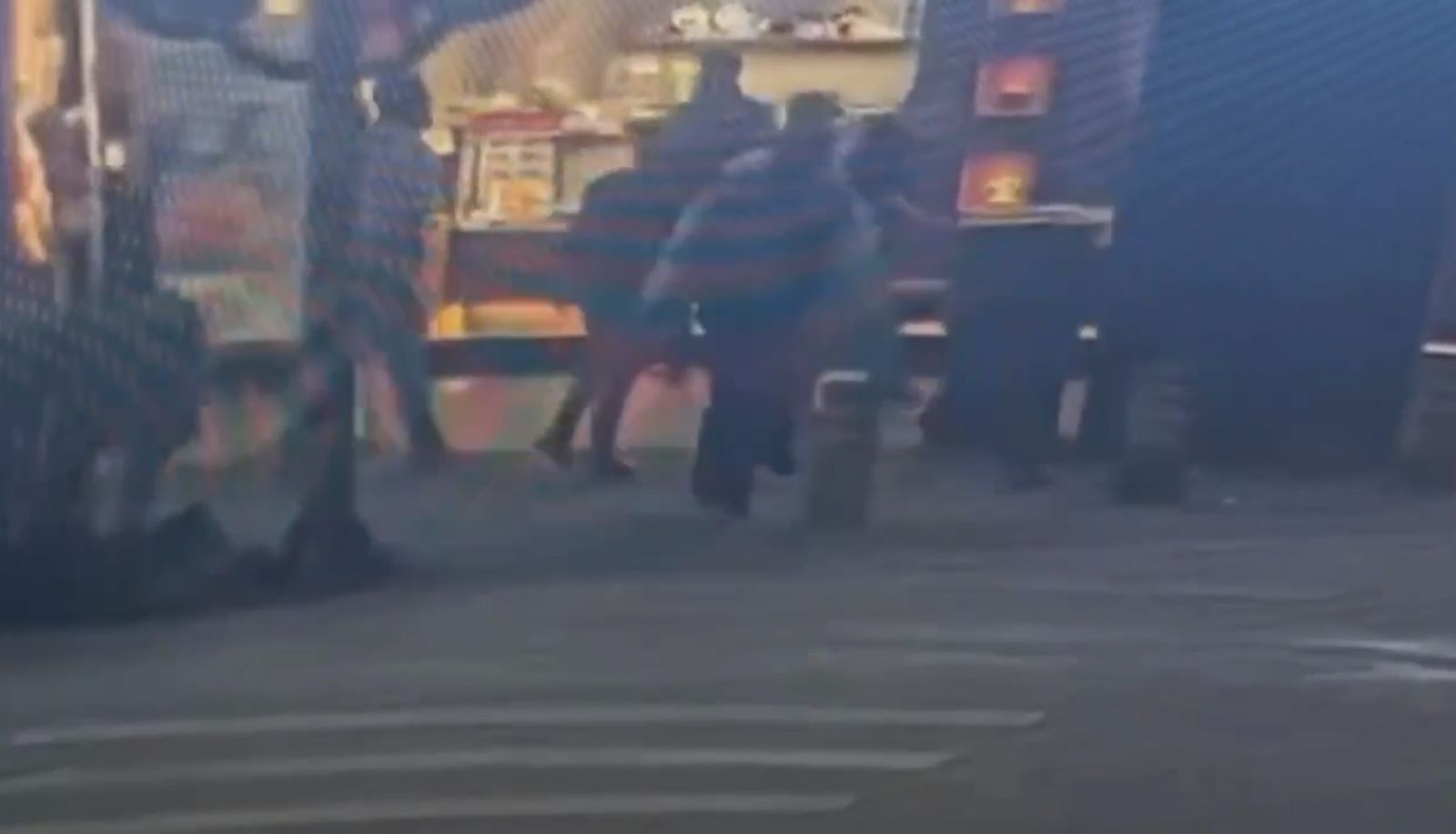 大批黑衣惡煞在下午茶館外將人包圍，嚇壞路人趕緊報案。翻攝畫面