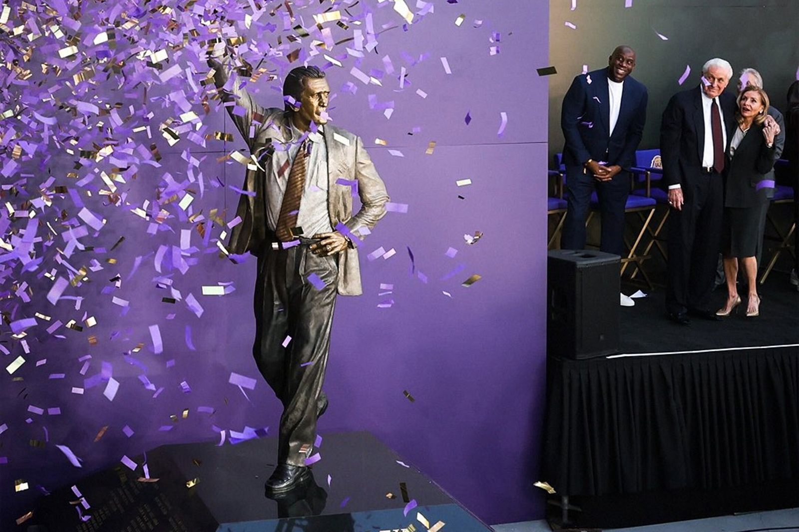 湖人隊史首位！傳奇教頭「油頭」Riley雕像揭幕　O'Neal曝水下憋氣瘋狂事蹟