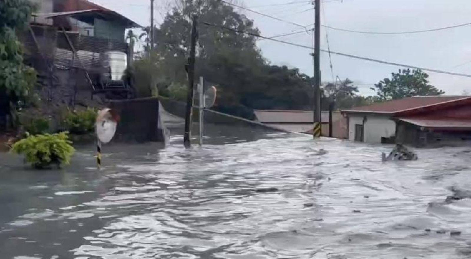 馬太鞍溪洪水止不住！萬榮鄉明利村災情擴大　大水連淹兩天未退、居民全數撤離