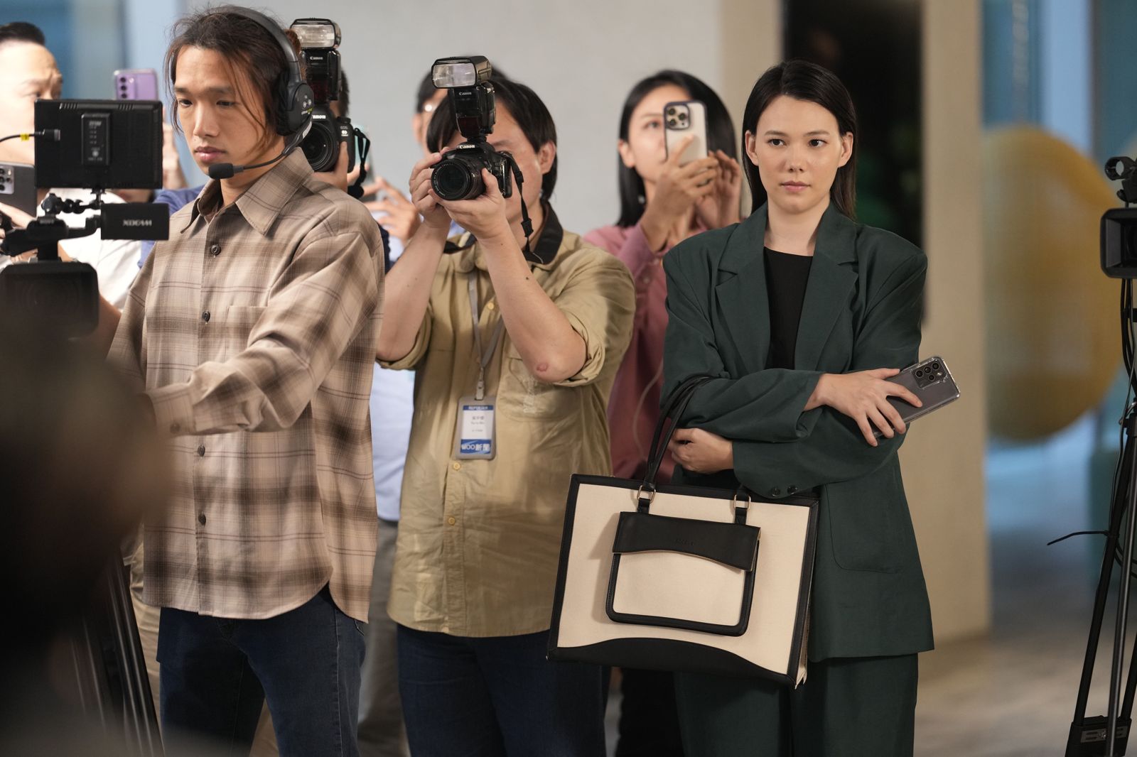 《看看你有多愛我》紀培慧(右)飾演心思縝密、手段狡猾的網紅經紀人。晴天影像提供