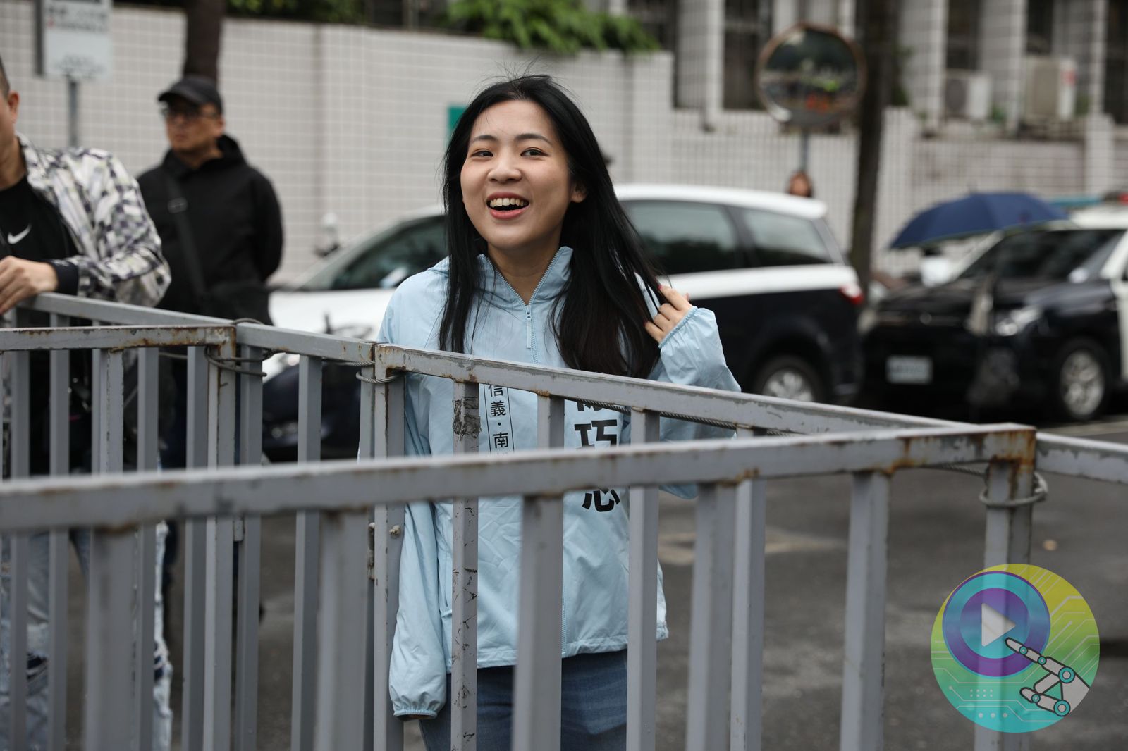 徐巧芯燦爛笑了！闖進北檢管制區讓賴士葆驚呆　警舉牌警告「行為違法」