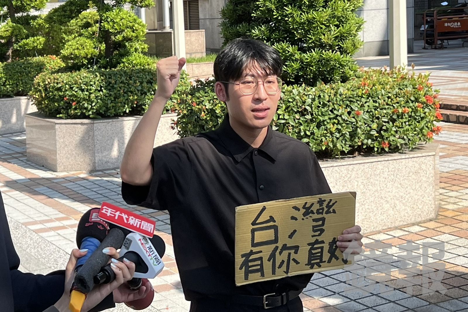 李明璇不爽鏟子超人唱〈島嶼天光〉　當事人赴國民黨部踢館：希望她道歉