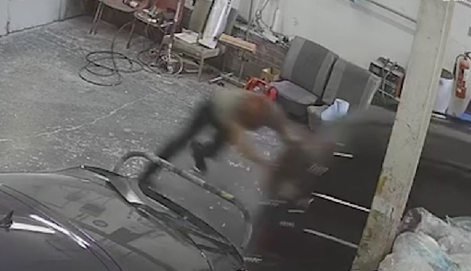 近2噸BMW滑落衝撞修車行老闆　下體遭強烈撞擊好兄弟「面目全非」好難受