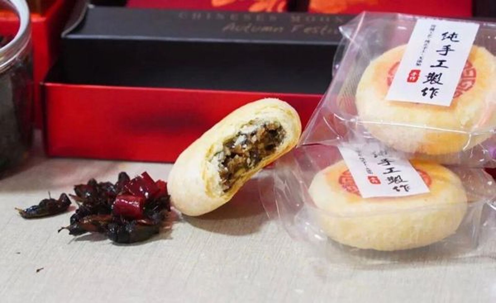 中國山東「蟋蟀月餅」爆紅，網友喊：換做蟑螂口味。圖／翻攝自《瀟湘晨報》