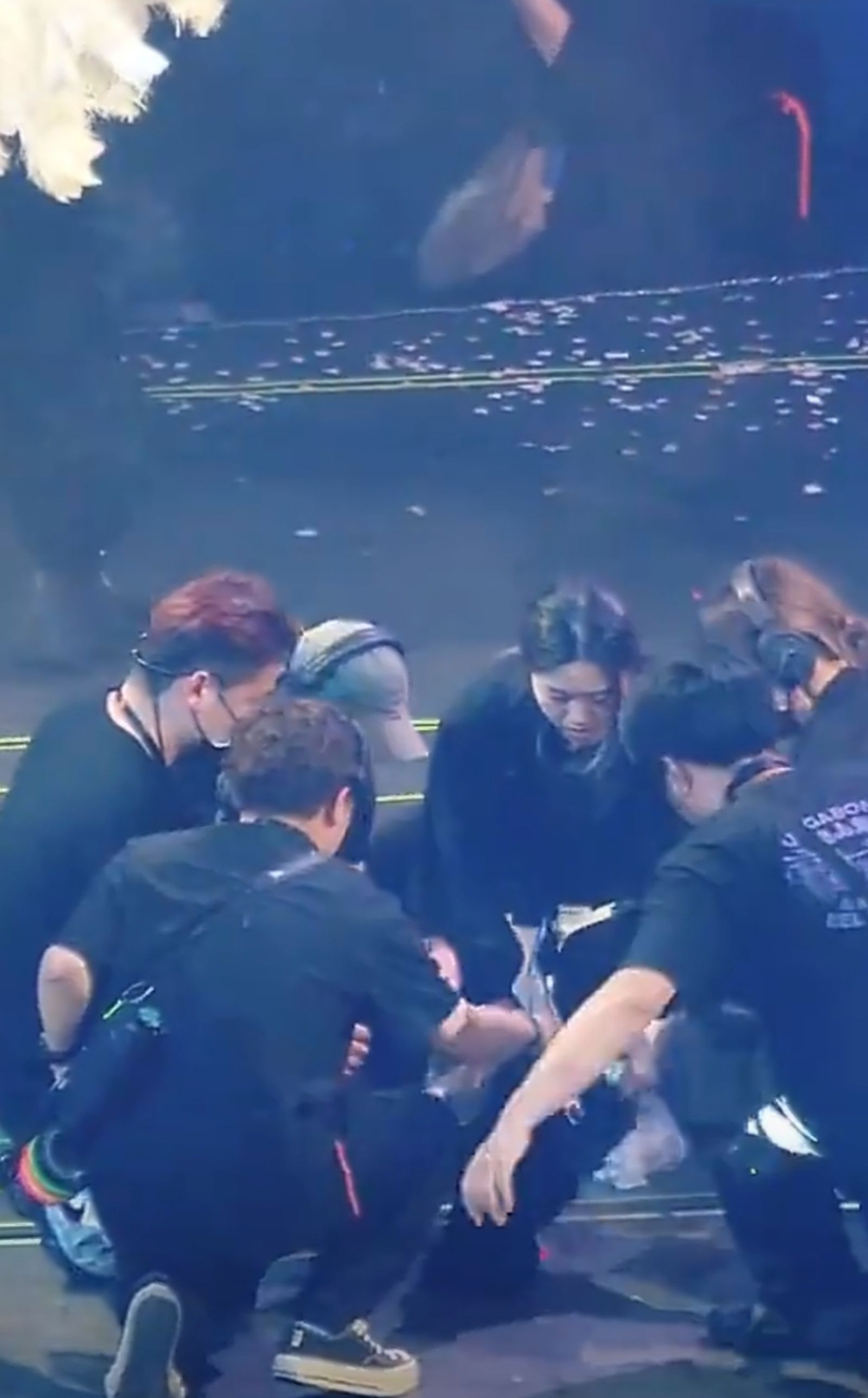 工作人員衝上台搶修。翻攝卓may- 微博