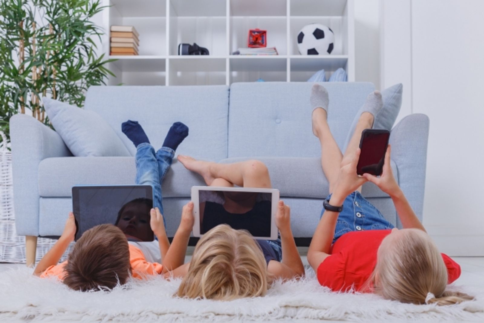 不只許多國家祭出規範,部分社群平台也宣稱「使用者需滿13歲才能註冊」,不過相關團體認為成效不足。示意圖/photoac