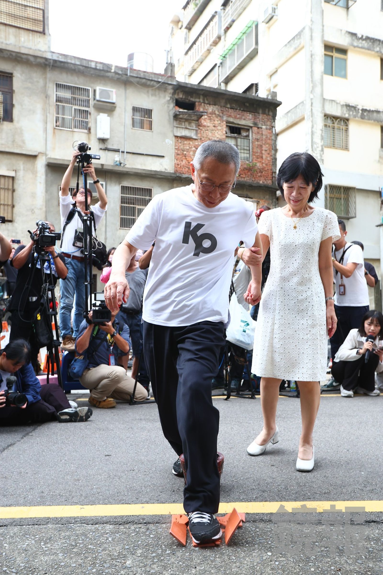 柯文哲交保後回新竹老家，跨過火爐踩破磚瓦才進家門。圖／攝影組