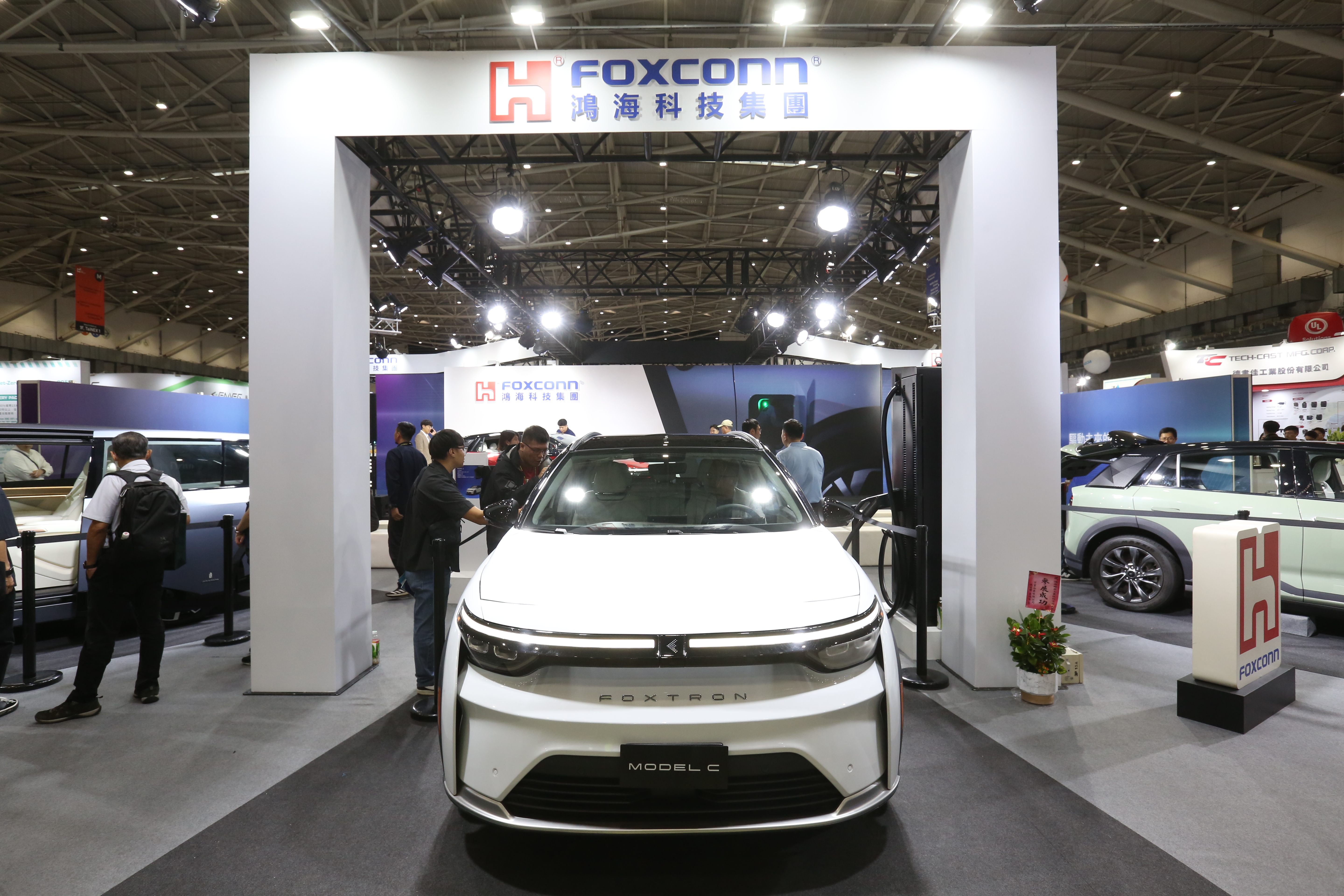 鴻海旗下鴻華高層人事調整　劉揚偉卸任董事長、李秉彥接棒領軍