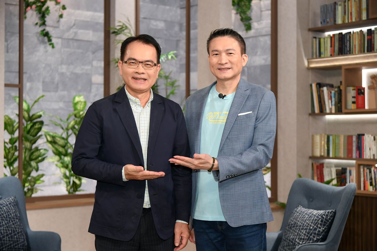 秦楊（右）接受《話時代人物》主持人鄭弘儀（左）專訪。三立提供