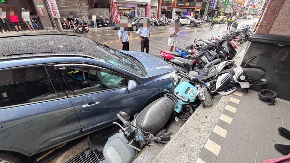 三重73歲翁左轉失控!連撞單車、賓士再掃倒9機車 81歲婦送醫