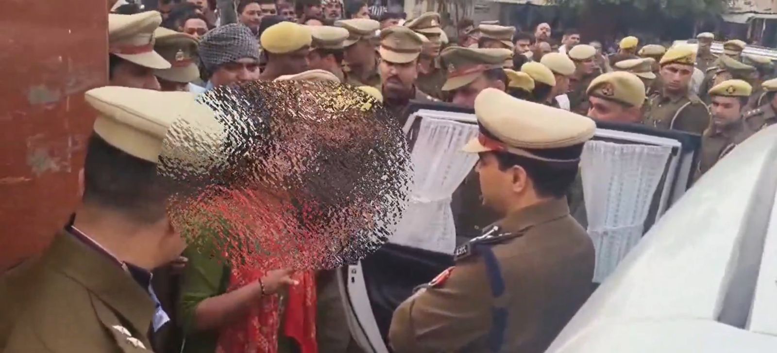 少女向副巡查長申訴自己慘遭輪姦,但當地警方卻消極辦案。圖/翻攝自X