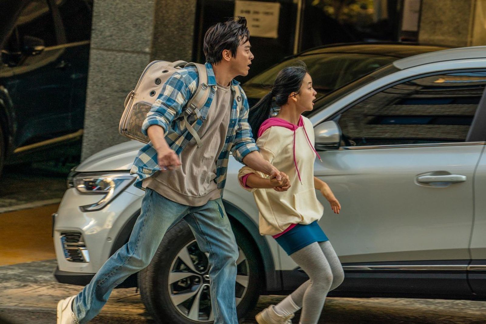 曹政奭片中奮力守護女兒。車庫提供