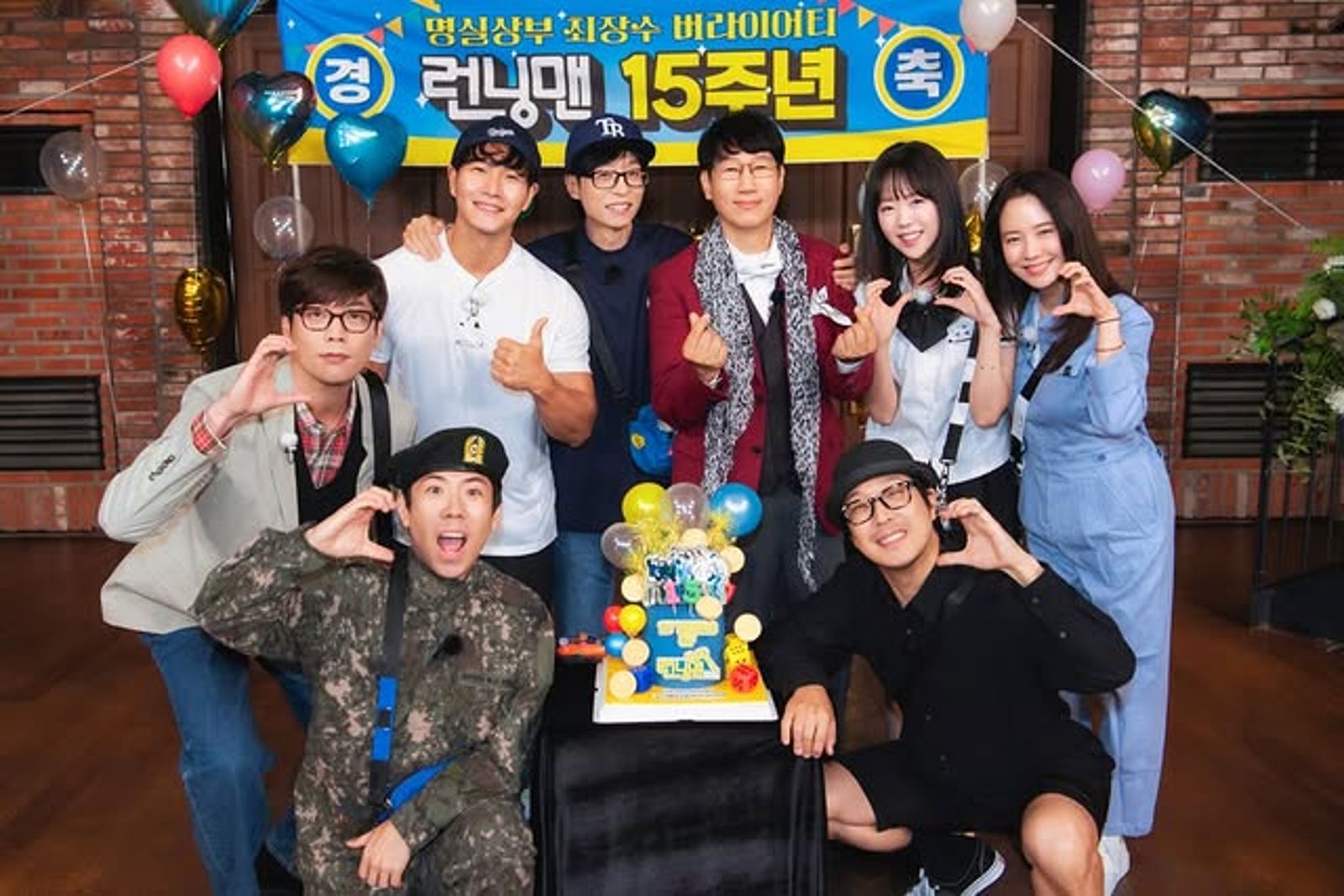 金鍾國(後排左二起)與劉在錫、池錫辰等好友主持搭檔多年,光是《Running Man》已在日前迎來開播15週年。翻攝IG@sbs_runningman_sbs