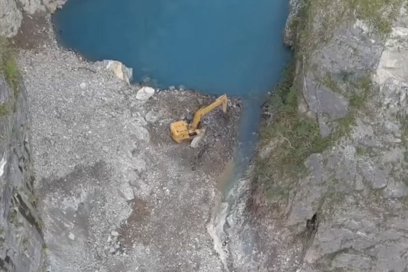 好消息!花蓮燕子口堰塞湖今開挖引流順利 壩體降挖超過2公尺