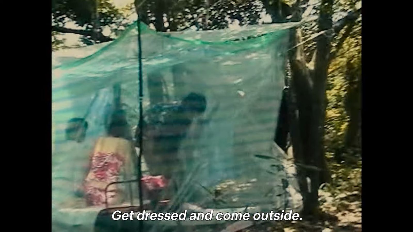 鄭明析被逮當下還在和其他女信徒廝混。圖／翻攝自YouTube／Netflix